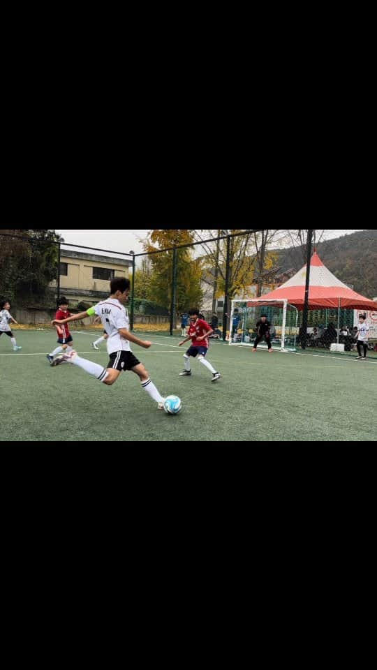 キム・ユンギョンのインスタグラム：「#중딩아들 은 ⚽️ 몸도 맘도 건강하게 잘 자라고 있고~ 지난 두달동안 이어졌던  #축구리그 도 좋은 성적 3위로  잘 끝냈습니다👍 #등번호 7번 울아들  #토너먼트 5골 멋졌어~~!! 엄마들도 너희들 덕분에 행복했던 #가을 이였단다♡  #축구선수 는 아니지만^^ #학교대표님 주장으로서 리더쉽과 책임감을 배워가는 모습을 이 엄마는 많이도 칭찬합니다👏 . . . #열정적인아들 #운동 을_좋아하는 #건전한사춘기 #아들맘그램 #응원 은_엄마들이최고! #엄마부대 #김윤경라이프」