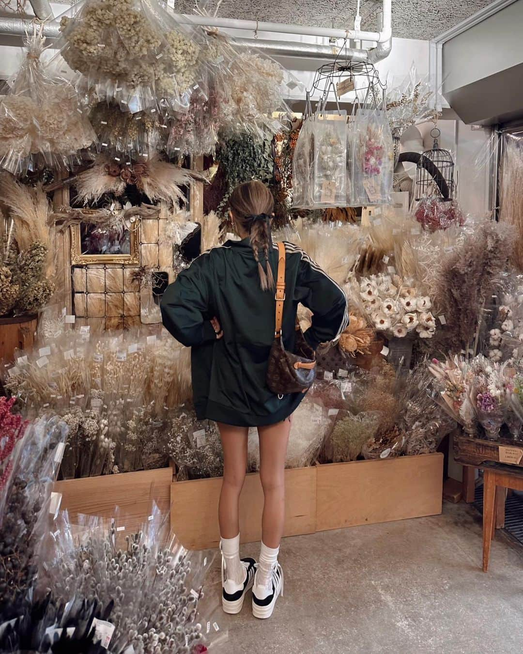 ✷kana✷のインスタグラム：「好きなお店💐 @tokyofantastic   #tokyo#looks#koreanfashion#dryflowers#streetstyle#150cmコーデ#adidasoriginals#アディダスコーデ#海外ファッション#低身長コーデ」