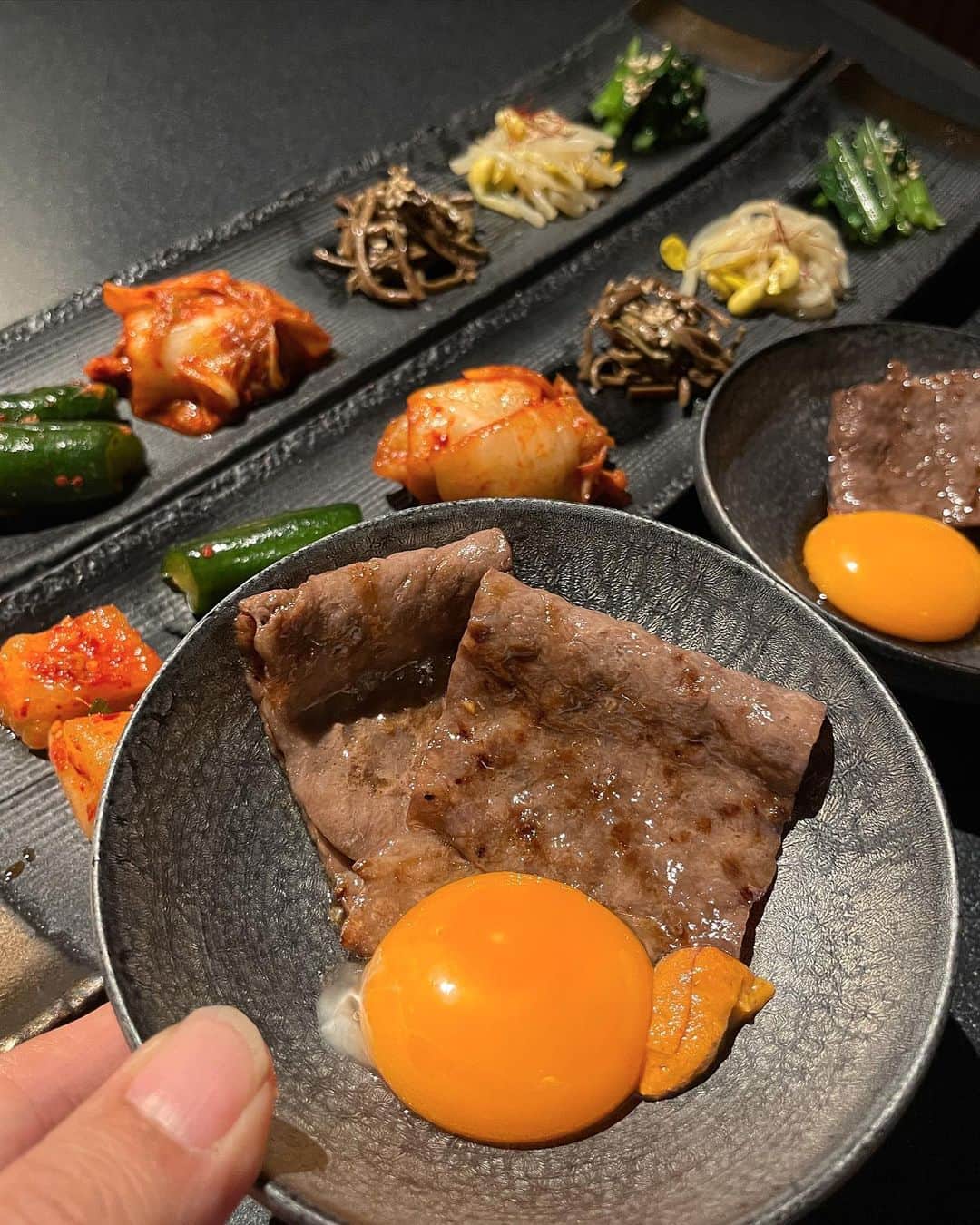 もーさんさんのインスタグラム写真 - (もーさんInstagram)「(*˘︶˘*).｡.:*♡ ♡♡♡ 伏見駅すぐにある  個室高級焼肉✨ ・ 📍名古屋焼肉 きらく @nagoya_yakiniku_kiraku  ・  ◎極みコース ¥13200 ♦白トリュフオイルのチョレギサラダ ♦スーパーネギタン塩と上タン塩 ♦キムチとナムルの盛り合わせ ♦きらくのロース ♦本日のお凌ぎ ♦和牛ハラミと和牛サガリ ♦スープ ♦特選和牛タレと塩 ♦〆のお食事 ♦アイスクリーム ・ まずは 自分好みのお箸🥢を選びます！ ・ 白トリュフの香りがすごい💓 美味しいサラダから ・ 看板メニューのスーパーネギタン塩 店員さんが美味しく焼いてくれます！ さっぱりしてうますぎる🥰 ・ どのお肉も美味しくて 間に お凌ぎがあるのがいい👍 冷麺 めっちゃさっぱりで美味しかった♡ ・ 〆のきらく名物の肉寿司は 見た目も豪華で美味しかった😋 ・ デザートのアイスも選べて バニラとさつまいもを選びました。 ・ 帰りに ミンティアが貰えるのも ポイント高い〜 ・ 楽しい女子会でした💓 ・ 個室で 落ち着いた雰囲気だから デートや女子会にいいよ💓 ・ ・ *☼*―――――*☼*――――― ◇名古屋市中区栄1-7-26 2Ｆ ◇052-228-2087 ◇17:00～0:00 *☼*―――――*☼*――――― #名古屋焼肉きらく #きらく#焼肉きらく#極みコース#伏見#伏見グルメ#栄グルメ#伏見焼肉#伏見ディナー#名古屋焼肉#名古屋グルメ #焼肉#PR」11月8日 20時28分 - mouusan