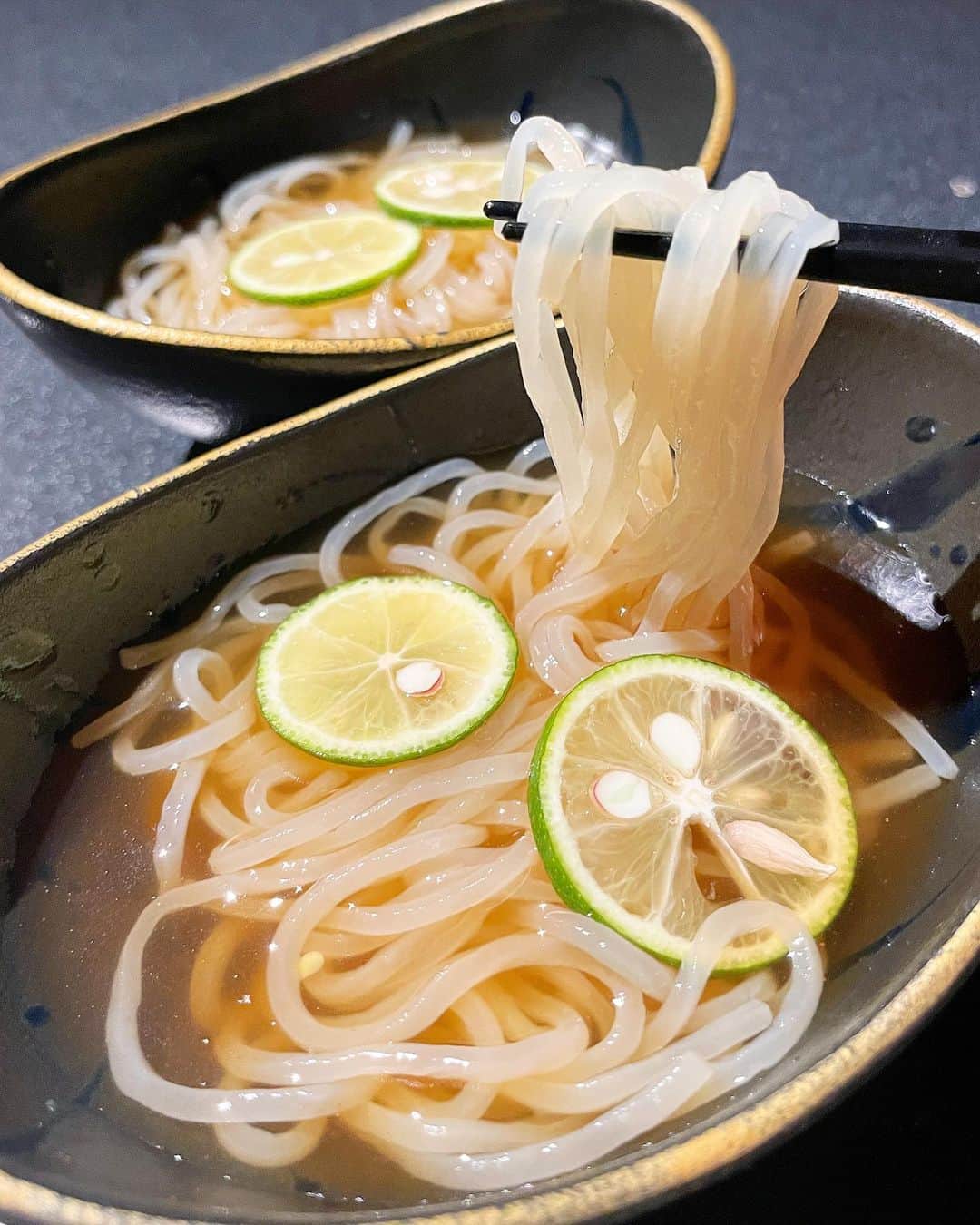 もーさんさんのインスタグラム写真 - (もーさんInstagram)「(*˘︶˘*).｡.:*♡ ♡♡♡ 伏見駅すぐにある  個室高級焼肉✨ ・ 📍名古屋焼肉 きらく @nagoya_yakiniku_kiraku  ・  ◎極みコース ¥13200 ♦白トリュフオイルのチョレギサラダ ♦スーパーネギタン塩と上タン塩 ♦キムチとナムルの盛り合わせ ♦きらくのロース ♦本日のお凌ぎ ♦和牛ハラミと和牛サガリ ♦スープ ♦特選和牛タレと塩 ♦〆のお食事 ♦アイスクリーム ・ まずは 自分好みのお箸🥢を選びます！ ・ 白トリュフの香りがすごい💓 美味しいサラダから ・ 看板メニューのスーパーネギタン塩 店員さんが美味しく焼いてくれます！ さっぱりしてうますぎる🥰 ・ どのお肉も美味しくて 間に お凌ぎがあるのがいい👍 冷麺 めっちゃさっぱりで美味しかった♡ ・ 〆のきらく名物の肉寿司は 見た目も豪華で美味しかった😋 ・ デザートのアイスも選べて バニラとさつまいもを選びました。 ・ 帰りに ミンティアが貰えるのも ポイント高い〜 ・ 楽しい女子会でした💓 ・ 個室で 落ち着いた雰囲気だから デートや女子会にいいよ💓 ・ ・ *☼*―――――*☼*――――― ◇名古屋市中区栄1-7-26 2Ｆ ◇052-228-2087 ◇17:00～0:00 *☼*―――――*☼*――――― #名古屋焼肉きらく #きらく#焼肉きらく#極みコース#伏見#伏見グルメ#栄グルメ#伏見焼肉#伏見ディナー#名古屋焼肉#名古屋グルメ #焼肉#PR」11月8日 20時28分 - mouusan