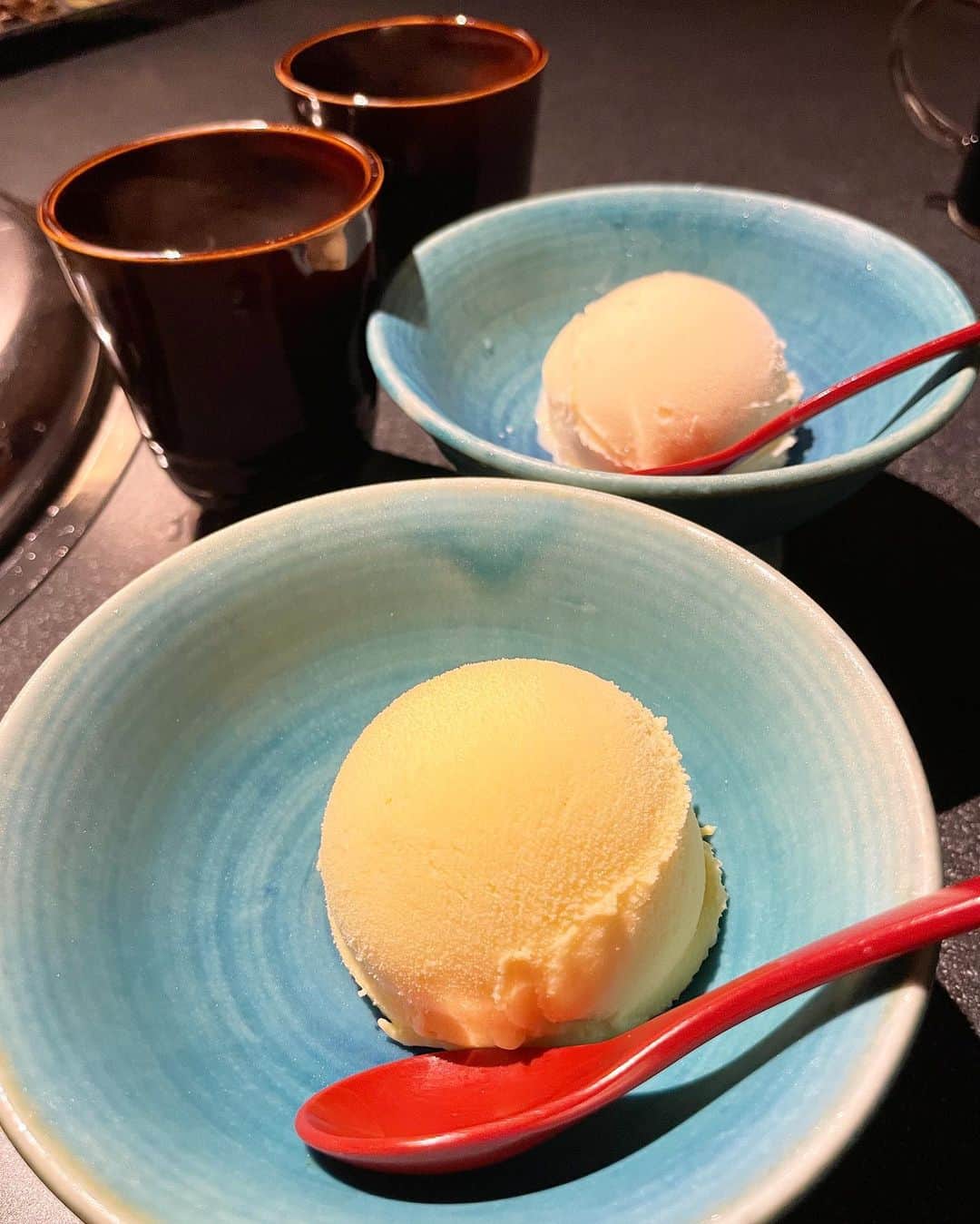 もーさんさんのインスタグラム写真 - (もーさんInstagram)「(*˘︶˘*).｡.:*♡ ♡♡♡ 伏見駅すぐにある  個室高級焼肉✨ ・ 📍名古屋焼肉 きらく @nagoya_yakiniku_kiraku  ・  ◎極みコース ¥13200 ♦白トリュフオイルのチョレギサラダ ♦スーパーネギタン塩と上タン塩 ♦キムチとナムルの盛り合わせ ♦きらくのロース ♦本日のお凌ぎ ♦和牛ハラミと和牛サガリ ♦スープ ♦特選和牛タレと塩 ♦〆のお食事 ♦アイスクリーム ・ まずは 自分好みのお箸🥢を選びます！ ・ 白トリュフの香りがすごい💓 美味しいサラダから ・ 看板メニューのスーパーネギタン塩 店員さんが美味しく焼いてくれます！ さっぱりしてうますぎる🥰 ・ どのお肉も美味しくて 間に お凌ぎがあるのがいい👍 冷麺 めっちゃさっぱりで美味しかった♡ ・ 〆のきらく名物の肉寿司は 見た目も豪華で美味しかった😋 ・ デザートのアイスも選べて バニラとさつまいもを選びました。 ・ 帰りに ミンティアが貰えるのも ポイント高い〜 ・ 楽しい女子会でした💓 ・ 個室で 落ち着いた雰囲気だから デートや女子会にいいよ💓 ・ ・ *☼*―――――*☼*――――― ◇名古屋市中区栄1-7-26 2Ｆ ◇052-228-2087 ◇17:00～0:00 *☼*―――――*☼*――――― #名古屋焼肉きらく #きらく#焼肉きらく#極みコース#伏見#伏見グルメ#栄グルメ#伏見焼肉#伏見ディナー#名古屋焼肉#名古屋グルメ #焼肉#PR」11月8日 20時28分 - mouusan