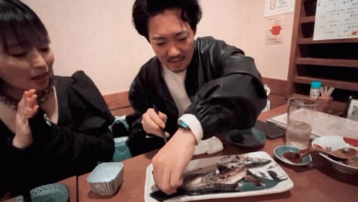 のインスタグラム：「焼き魚を頼むといつもatagiが食べやすいようにほぐしてくれます🐟  #オーサムの日常」