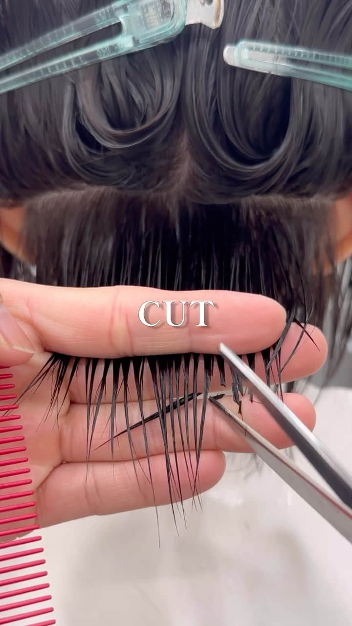 Seiichiro Kawakamiのインスタグラム：「CUT🩵 . ➖➖➖➖➖➖➖➖➖➖➖➖➖➖ . 《《　ご予約　》》 【平日】10時～20時 〜【Price】〜 カット_6800円 カラー_8800円 カット＋カラー_12000円 カット＋ダブルカラー_21000円 カット＋3Dハイライト_21000円 カット＋パーマ_13000円 カット＋縮毛矯正_21000円 髪質改善トリートメント_8800円 . ➖➖➖➖➖➖➖➖➖➖➖➖➖➖ . #cut #bob #カット動画 #切 #銀座美容室」