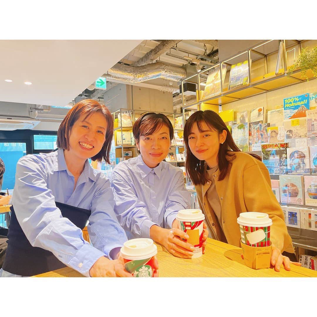 今井りかのインスタグラム：「⁡ ⁡ さとこさん、ライター栗田さんと カバのマークで有名な オーガニックタオルブランド Hipopotamas の展示会へ🦛 ⁡ ランチしてお茶して… ⁡ Vasic の展示会では 可愛いPRマーシーさんに会えて、 ⁡ 帰り道では　 スタイリスト がみちゃん @ishigamimitsue  にも偶然会えたり 良き1日☝️ ⁡ ⁡ #楽しい日 #2人とも青シャツが眩しい #ランチのピザは行列🍕 #聖林館 #中目黒 #流石さとこちゃま情報」