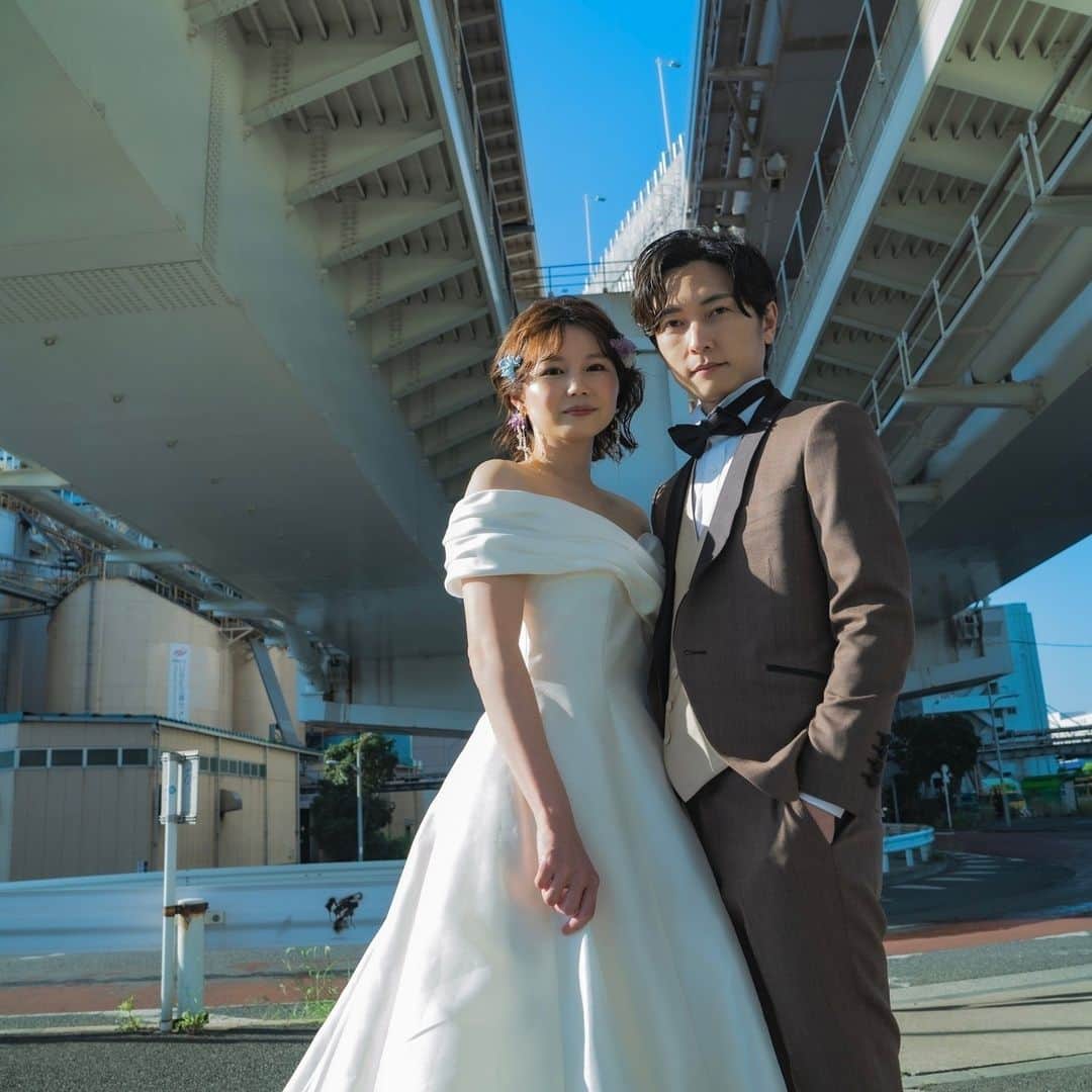 CLAIREのインスタグラム：「王道の白ドレスでロケーション撮影👗   📍 芝浦埠頭 ―——————————————— 『CLAIRE(クレール)』は、 現在、全国21店舗展開中のブライダルスタジオです💐  一生に一度の記念としてぴったりな さまざまなプランやロケーションスポットもご用意しております✨  ୨୧ 情報は公式HPへ ୨୧ こちらのプロフィール先のリンクからご覧いただけます♪ @clairebridalstudio  Come experience a romantic elopement at Claire Photo Studio! Please contact us via DM 🙂 ―——————————————— #クレールブライダルスタジオ #フォトウェディング #結婚式準備 #プレ花嫁 #卒花嫁 #和装ヘア #和装前撮り #前撮り #写真で結婚式 #白無垢 #着物 #ウェディングドレス #結婚写真 #結婚準備 #日本中のプレ花嫁さんと繋がりたい #ウエディングフォト #フォトウエディング #2023秋婚 #2023冬婚 #clairephotostudio #weddingphotography #weddingphotographystudio #elopementphotography #engagementphotos #japanwedding #japanelopement #weddinginjapan」