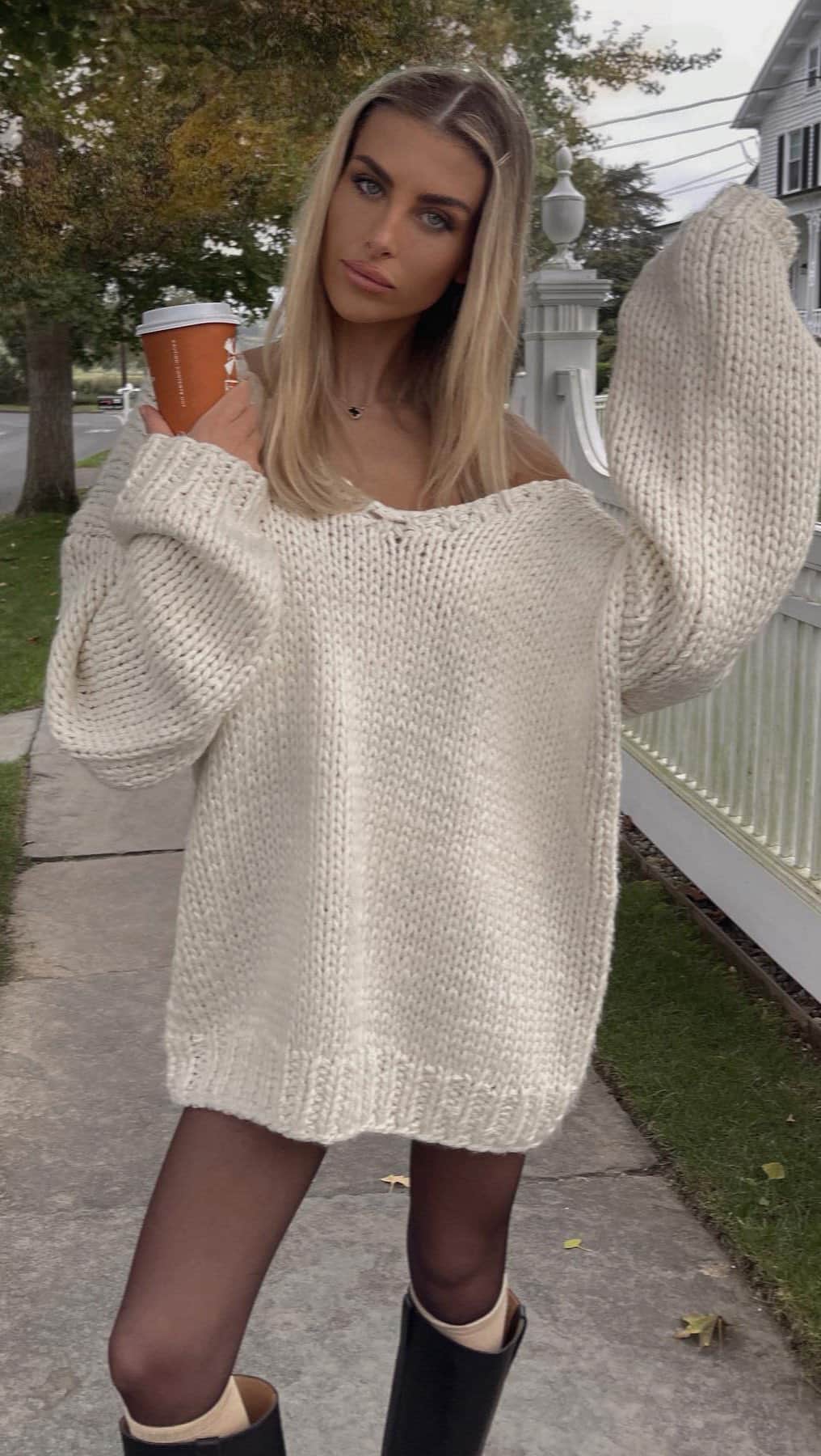 Beginning Boutiqueのインスタグラム：「Oversized sweaters for Fall 🍂 The beautiful @paigelorenze styles our most-loved Delvey Cream Chunky Knit Sweater!」