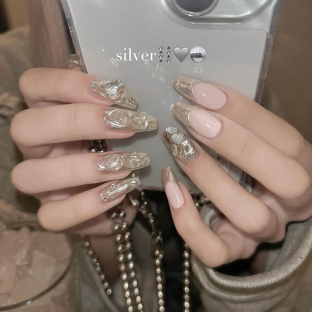 なかにしりあんのインスタグラム：「silver mirror⛓️🩶🪩  ・ ・ ・ #nail#シルバーネイル#ミラーネイル#フレンチネイル#ネイル#ぱせりねいる」