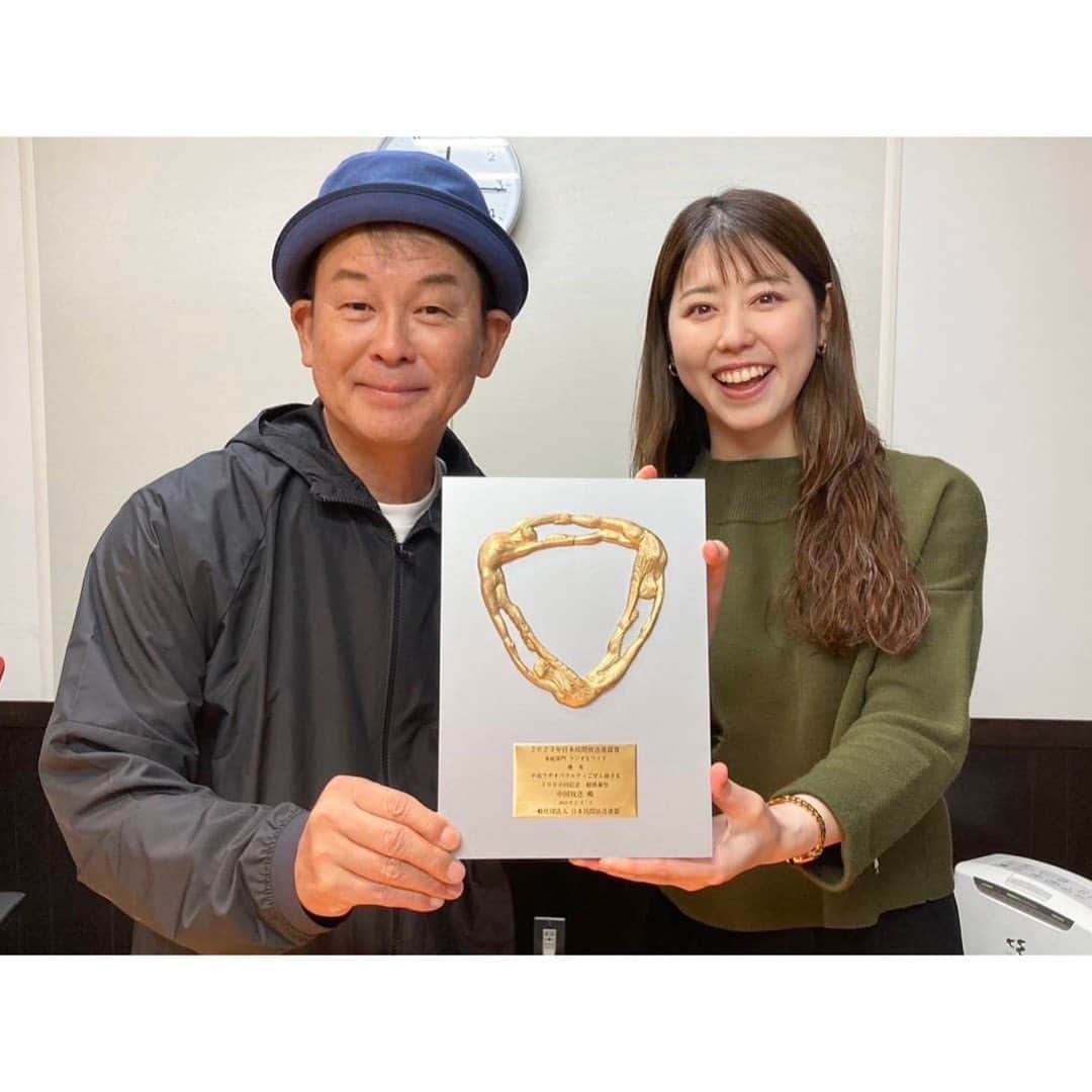 中根夕希のインスタグラム：「2023年日本民放連盟賞 優秀賞〜🏆✨ 盾が届くとやっぱり嬉しいものですね☺️  偉大な先輩とMCを組ませて頂き、たくさんの方々にご出演いただきました。 放送当時はコロナ禍でイレギュラーだらけで、、 正直、体力的にも精神的にもひーひー言いながら なんとか踏ん張っていた時に放送した番組。 でもだからこそ出演者、スタッフ、リスナーさんとも一体となれたような気がしています。 本当に本当にありがとうございました😌  色々ありましたが、振り返れば全て良き思い出！！！ これからも一緒に戯れてくださいね😆♥️  #ごぜん様さま #rccラジオ #5000回記念超感謝祭 #日本民放連盟賞　#優秀賞」