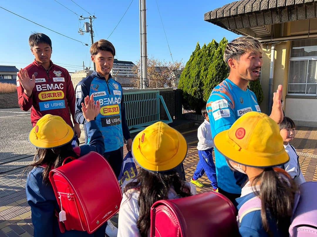 櫻内渚のインスタグラム：「あいさつ運動＆みまもる運動 今日は国分小学校。 安全に帰りましょう😁  #fc今治 #突き進め光射す方へ #国分小学校 #次はどこの学校かな」