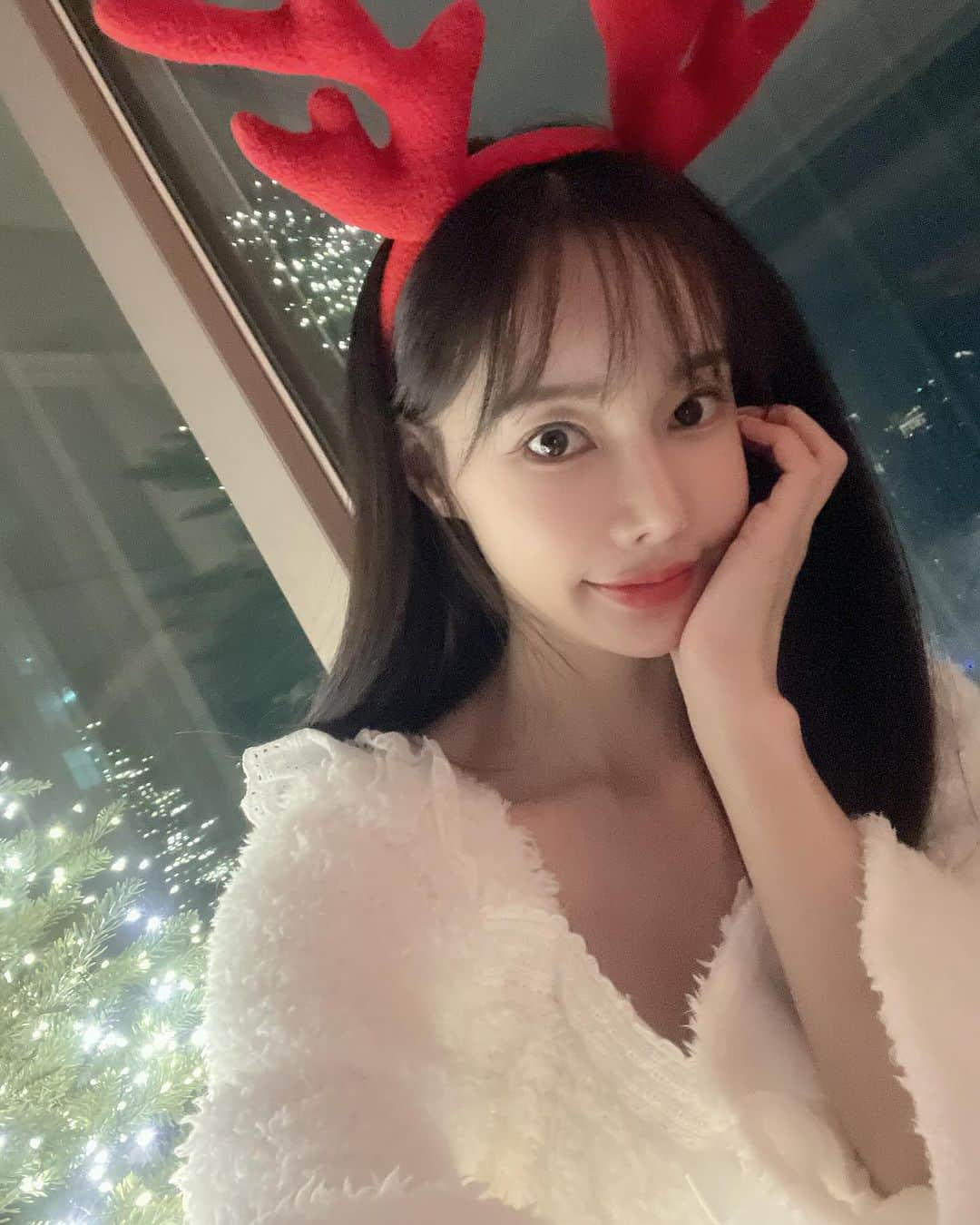 Hyemiさんのインスタグラム写真 - (HyemiInstagram)「대충 막 찍어도 예쁘게 나오는 트리🎄 오늘밤 12시 오픈해요  ✔️첫공구이벤트! 공구기간에 트리세트 구매시 전구200구 1개 증정해드려요🎁  저희 프리미엄 트리는 진짜 나무같아 보이는 pe소재와 Pvc 소재를 황금비율로 디자인해 최대한 풍성하게 연출가능한 트리예요!  트리180 기준으로 팁수가 3000tip 이상으로 빈틈없이 풍성하답니다!  얇은 pe만 있다면 전체적으로 비어보여서 안쪽은 pvc로 풍성하게 채웠답니다!!  트리+전구세트 구매시 전구10개까지 연결가능한 최신형 어댑터와 리모콘도 증정해드려요! 리모콘 짱 편해요!😄😄  배송은 14일부터 순차배송이구요! 배송 시작후 1-2일이면 받아보실수 있어요 최대한 빨리 보내드릴께요🤍  트리 집에 있으니 연말분위기 완전나고 집에만 있어도 행복해요!! 바프 끝나고 트리앞에서 와인마실테다!!!♥️♥️♥️♥️♥️♥️♥️  #크리스마스 #크리스마스트리 #트리 #연말 #집꾸미기 #인테리어」11月8日 20時42分 - hinzajoa