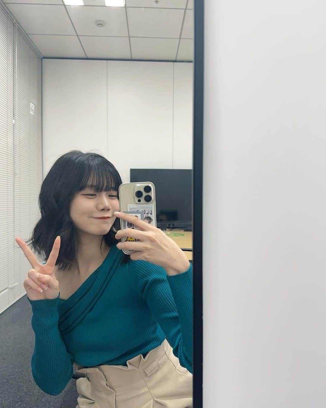 竹内ななみさんのインスタグラム写真 - (竹内ななみInstagram)「♡  ✌︎  ・ ・ ・ ・ ・ ・ ・ ・ ・ ・ ・ ・ #アイドル #idol #japaneseidol #japanesegirl #私服 #ニット #ニットコーデ #冬服 #秋服コーデ #秋服 #鏡 #自撮り」11月8日 20時37分 - nanami.1002
