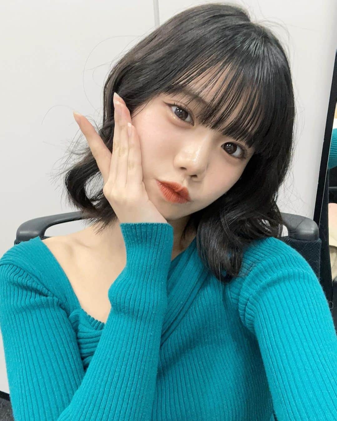 竹内ななみさんのインスタグラム写真 - (竹内ななみInstagram)「♡  ✌︎  ・ ・ ・ ・ ・ ・ ・ ・ ・ ・ ・ ・ #アイドル #idol #japaneseidol #japanesegirl #私服 #ニット #ニットコーデ #冬服 #秋服コーデ #秋服 #鏡 #自撮り」11月8日 20時37分 - nanami.1002