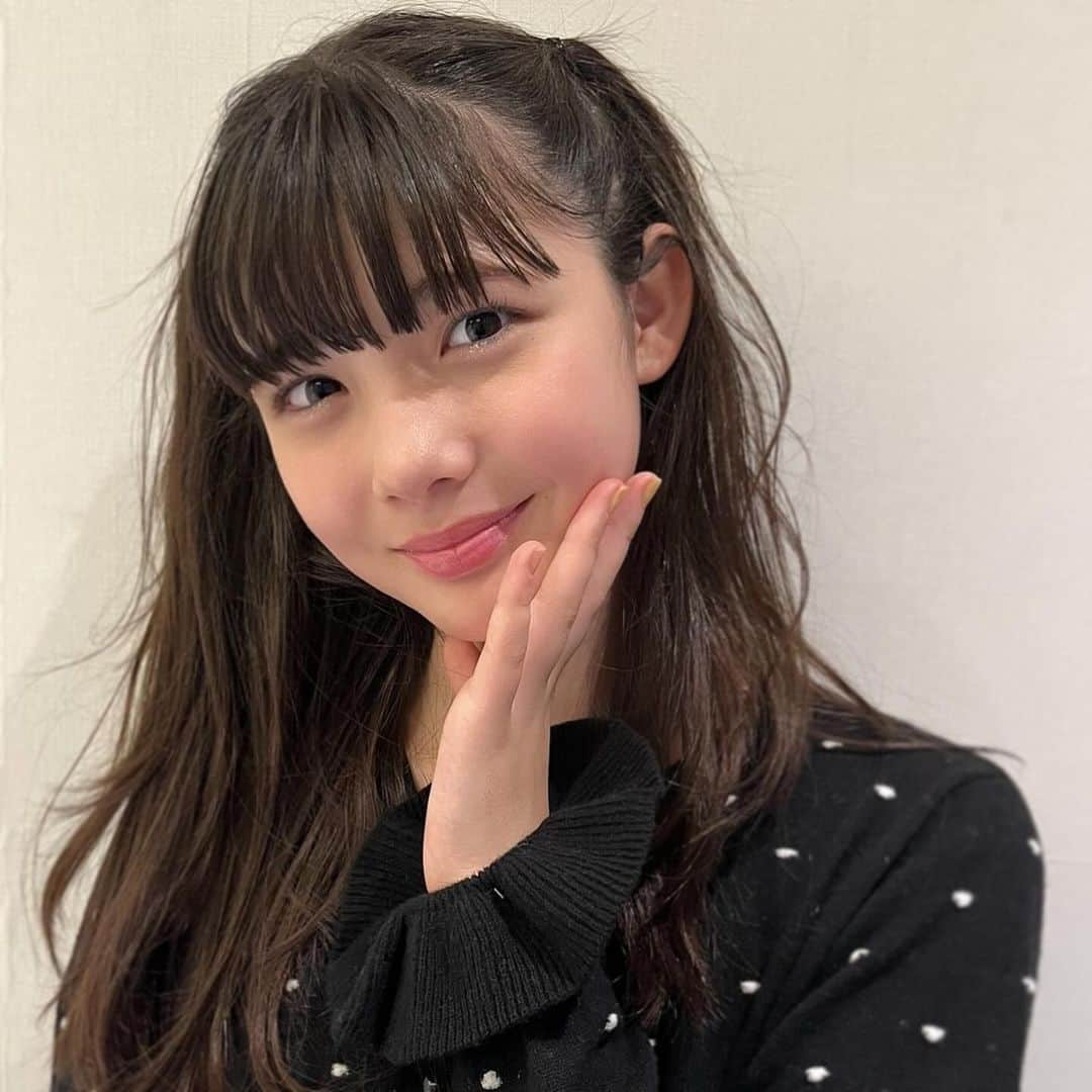 松尾そのまのインスタグラム：「ニコラ 12 月号(11/1 発売)のふろくは 1 本でうるうるになれるリップ💄  色味を調整できる「イチゴレッド」🍓 1度塗りならナチュラルっぽく 重ねて塗ったらジューシー度UP💕  この写真の時は、薄く一度塗りして、 ティッシュで押さえた感じだよー。  そして、ニコラTVに そのまがこのリップを紹介してる ショート動画が上がってるので、 チェックしてみてね！  #ニコラ #nicola #ニコモ #ニコラ 12 月号 #SONA #ソナ #ソナコ  #松尾そのま #13歳 #中1  #avex #avexmanagement #エイベックス   #てれび戦士 #天才てれびくん #天てれ #nhk #ｅテレ  Tops : @gypsohila.jpn」