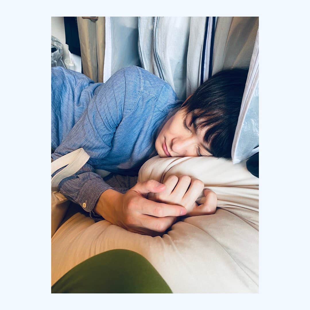 岡田将生さんのインスタグラム写真 - (岡田将生Instagram)「絶賛撮影中。  これは決してシリーズのものではありません。 寝てしまうほど、疲れてたんでしょう。  とりあえず、おやすみ。」11月8日 20時38分 - masaki_okada.official