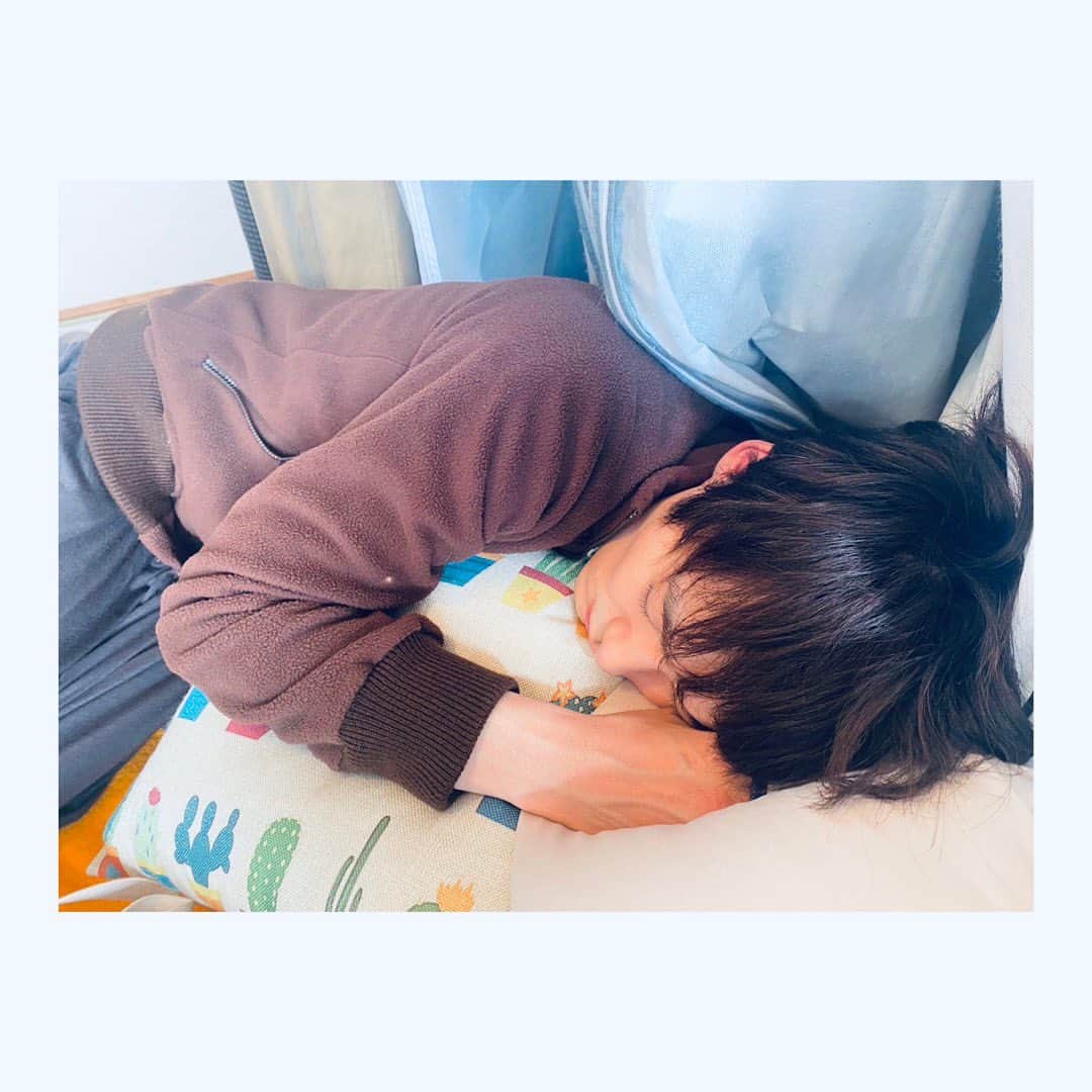 岡田将生さんのインスタグラム写真 - (岡田将生Instagram)「絶賛撮影中。  これは決してシリーズのものではありません。 寝てしまうほど、疲れてたんでしょう。  とりあえず、おやすみ。」11月8日 20時38分 - masaki_okada.official