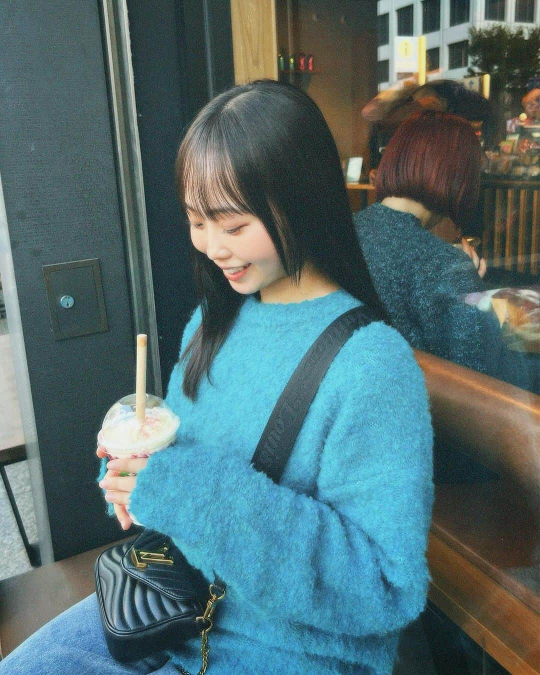 渡邊美華のインスタグラム：「🩵💙 . . . . . . . #ニットコーデ #ニットトップス #スタバ新作 #ストロベリーメリークリームフラペチーノ #ストロベリーメリークリームティーラテ #丸顔メイク #丸顔コーデ #丸顔女子 #童顔女子 #ブルーニット #ブルーニットコーデ」