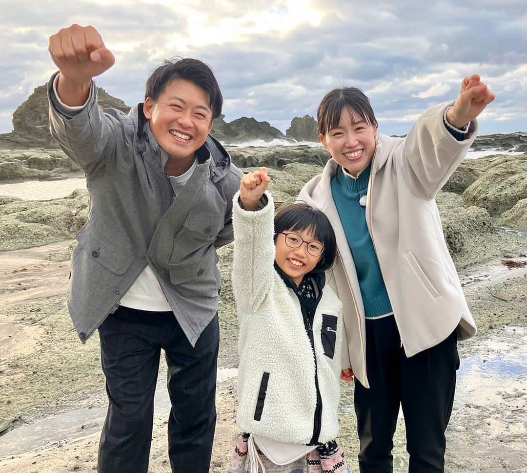 新山大のインスタグラム：「家族三人水入らずのリゾート列車旅を満喫👪🚃✨  #リゾートしらかみ #電車旅 #JR #五能線 #千畳敷海岸 #母 #未佳 #父 #大 #娘 #はる #楽しかったね😄 #はるちゃん人生初のサイン #はぴさんぽ #11月18日OA #ABA」