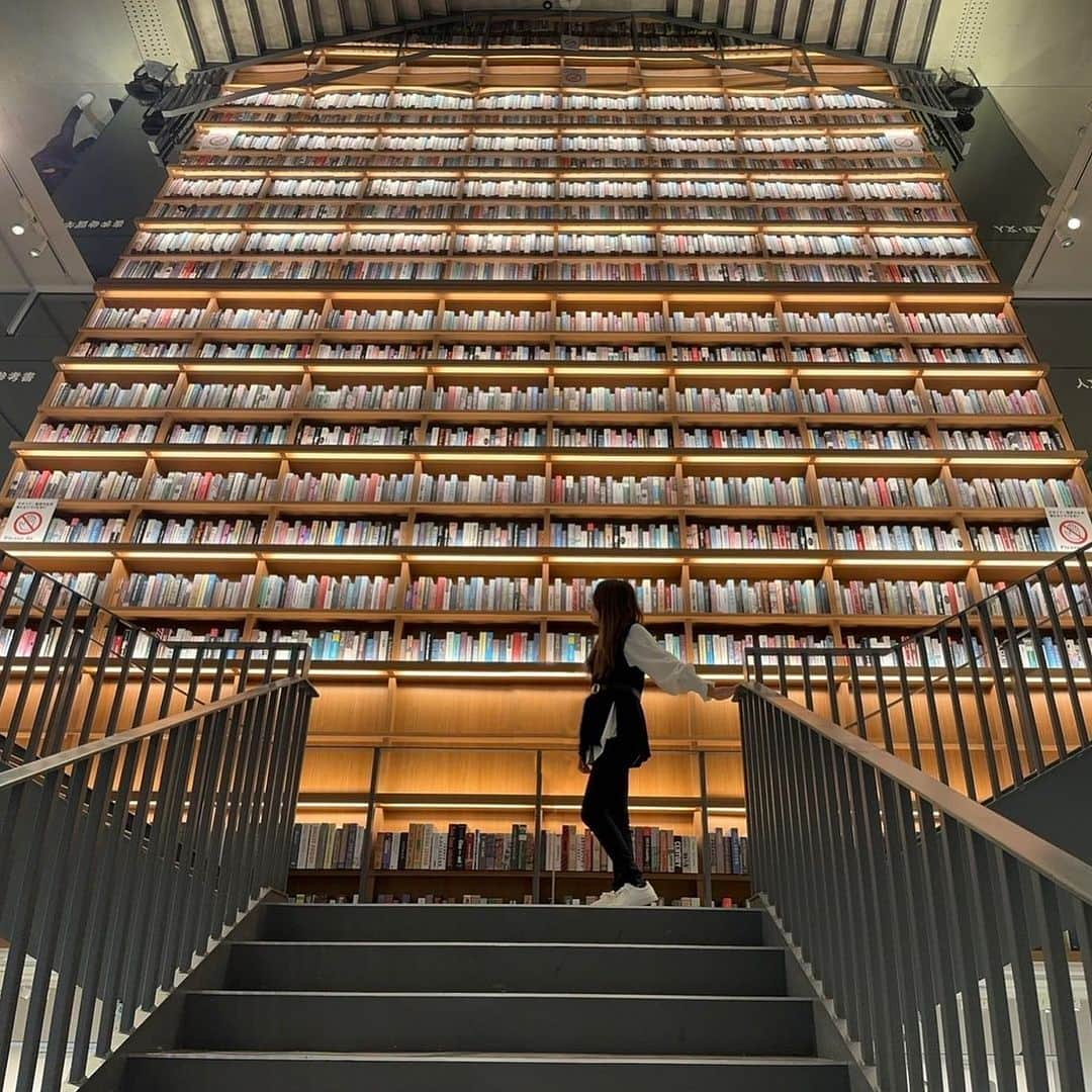 天間晴香さんのインスタグラム写真 - (天間晴香Instagram)「名古屋のTSUTAYAbookstore📚📕✨ 名古屋だけあって、地元では売ってない本が沢山あった📖´- 将来は本の棚が少し欲しいかも🫧💛  #名古屋観光 #名古屋映えスポット #愛知観光 #愛知県映えスポット #TSUTAYA #名古屋本屋」11月8日 20時40分 - haruchimu23