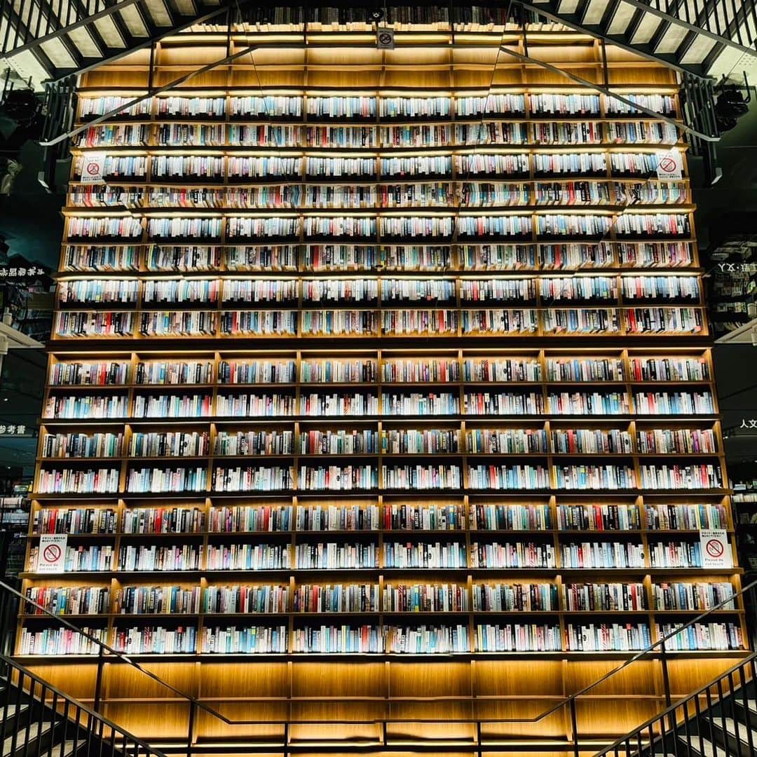 天間晴香さんのインスタグラム写真 - (天間晴香Instagram)「名古屋のTSUTAYAbookstore📚📕✨ 名古屋だけあって、地元では売ってない本が沢山あった📖´- 将来は本の棚が少し欲しいかも🫧💛  #名古屋観光 #名古屋映えスポット #愛知観光 #愛知県映えスポット #TSUTAYA #名古屋本屋」11月8日 20時40分 - haruchimu23