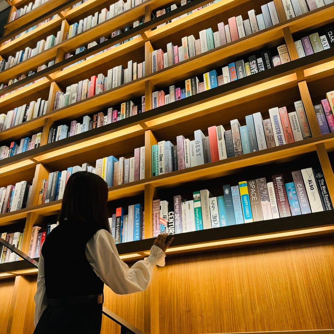 天間晴香さんのインスタグラム写真 - (天間晴香Instagram)「名古屋のTSUTAYAbookstore📚📕✨ 名古屋だけあって、地元では売ってない本が沢山あった📖´- 将来は本の棚が少し欲しいかも🫧💛  #名古屋観光 #名古屋映えスポット #愛知観光 #愛知県映えスポット #TSUTAYA #名古屋本屋」11月8日 20時40分 - haruchimu23