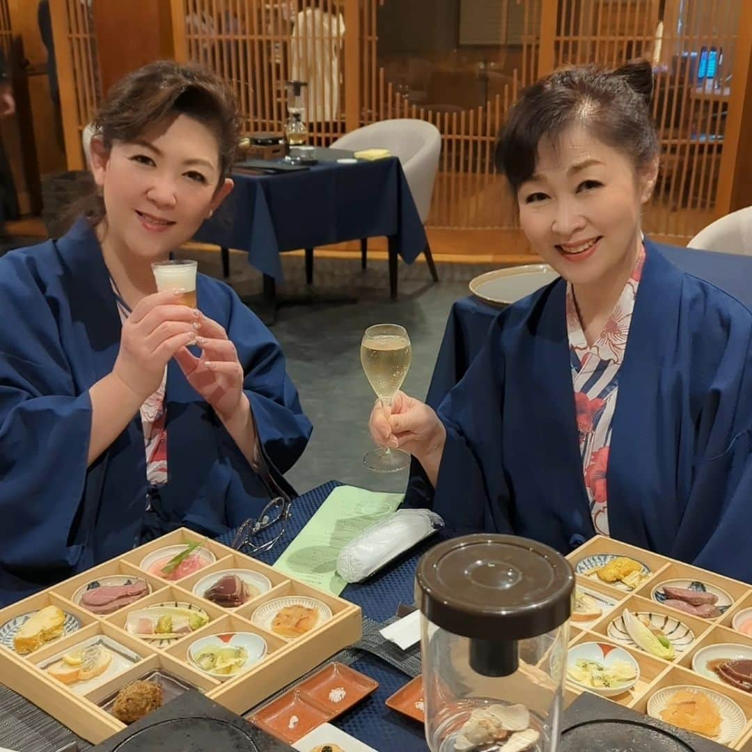 若山かずさのインスタグラム：「お楽しみの夕食〜お腹いっぱい食べて来たよぉ～🤭 苦しい〜苦しい〜幸せ〜💓  寝る前にまた温泉に入って休みまぁ〜す。♨ #島津悦子さん #若山かずさ#夕食 #女子旅 #満腹 #温泉旅行」