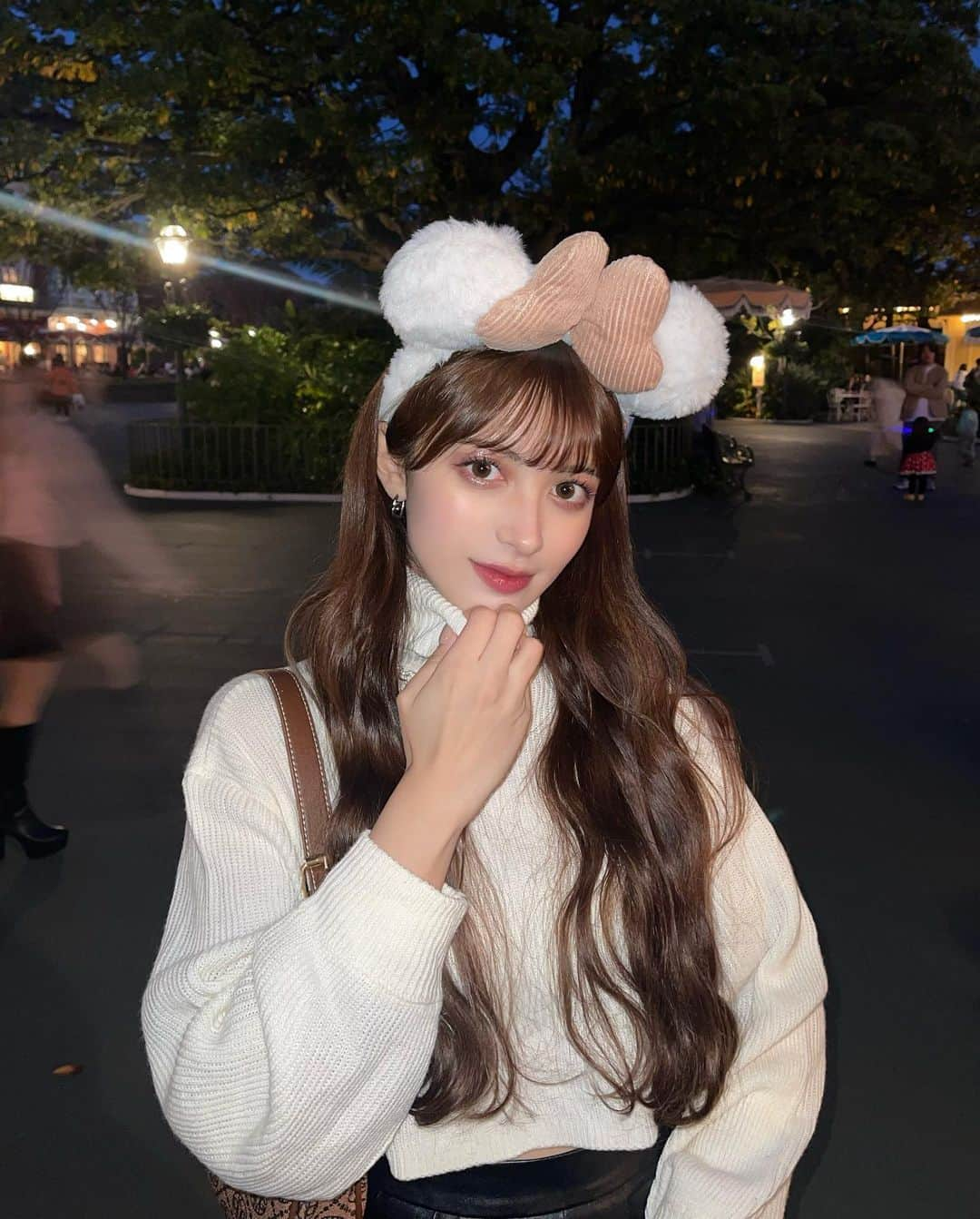 エブラヒミ椎菜さんのインスタグラム写真 - (エブラヒミ椎菜Instagram)「Autumn disney‪🧡‬‪🖤   ・ #disney #disneyland #tokyodisneyland #ディズニー #ディズニーコーデ #ディズニーランド #ブルゾン #ブルゾンコーデ #instagram #instagood #instalike #ootd #좋아요그램 #좋아요반사 #좋아요테러 #좋반 #오오티디룩#いいね返し #단발머리 #미용실 #데일리룩 #머리스타그램 #좋아요폭탄 #팔로우미 #셀카 #셀끼꾼 #01년#01」11月8日 20時50分 - sheena.621