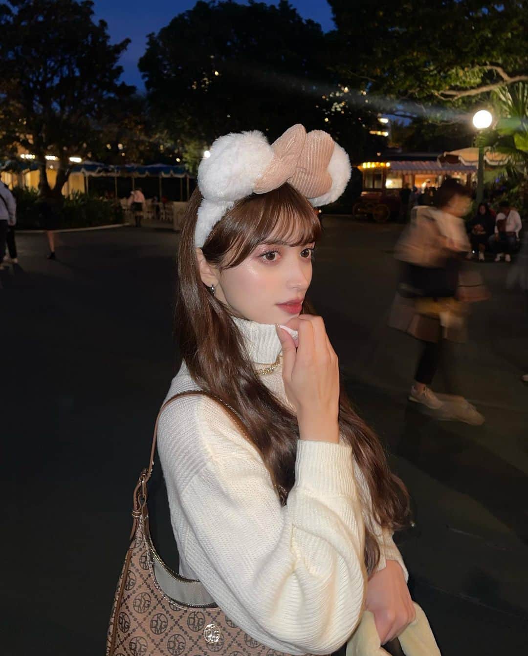 エブラヒミ椎菜さんのインスタグラム写真 - (エブラヒミ椎菜Instagram)「Autumn disney‪🧡‬‪🖤   ・ #disney #disneyland #tokyodisneyland #ディズニー #ディズニーコーデ #ディズニーランド #ブルゾン #ブルゾンコーデ #instagram #instagood #instalike #ootd #좋아요그램 #좋아요반사 #좋아요테러 #좋반 #오오티디룩#いいね返し #단발머리 #미용실 #데일리룩 #머리스타그램 #좋아요폭탄 #팔로우미 #셀카 #셀끼꾼 #01년#01」11月8日 20時50分 - sheena.621