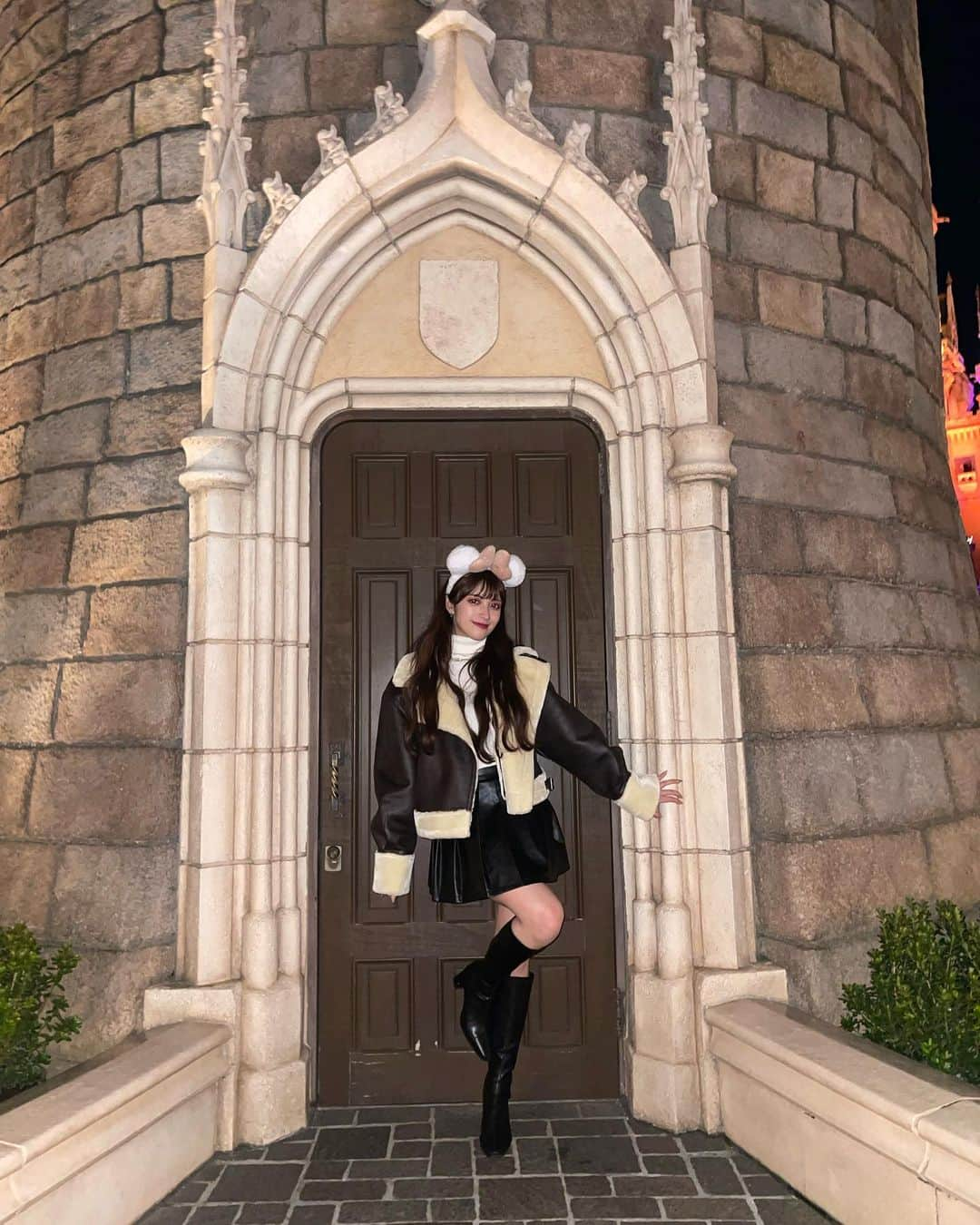 エブラヒミ椎菜さんのインスタグラム写真 - (エブラヒミ椎菜Instagram)「Autumn disney‪🧡‬‪🖤   ・ #disney #disneyland #tokyodisneyland #ディズニー #ディズニーコーデ #ディズニーランド #ブルゾン #ブルゾンコーデ #instagram #instagood #instalike #ootd #좋아요그램 #좋아요반사 #좋아요테러 #좋반 #오오티디룩#いいね返し #단발머리 #미용실 #데일리룩 #머리스타그램 #좋아요폭탄 #팔로우미 #셀카 #셀끼꾼 #01년#01」11月8日 20時50分 - sheena.621