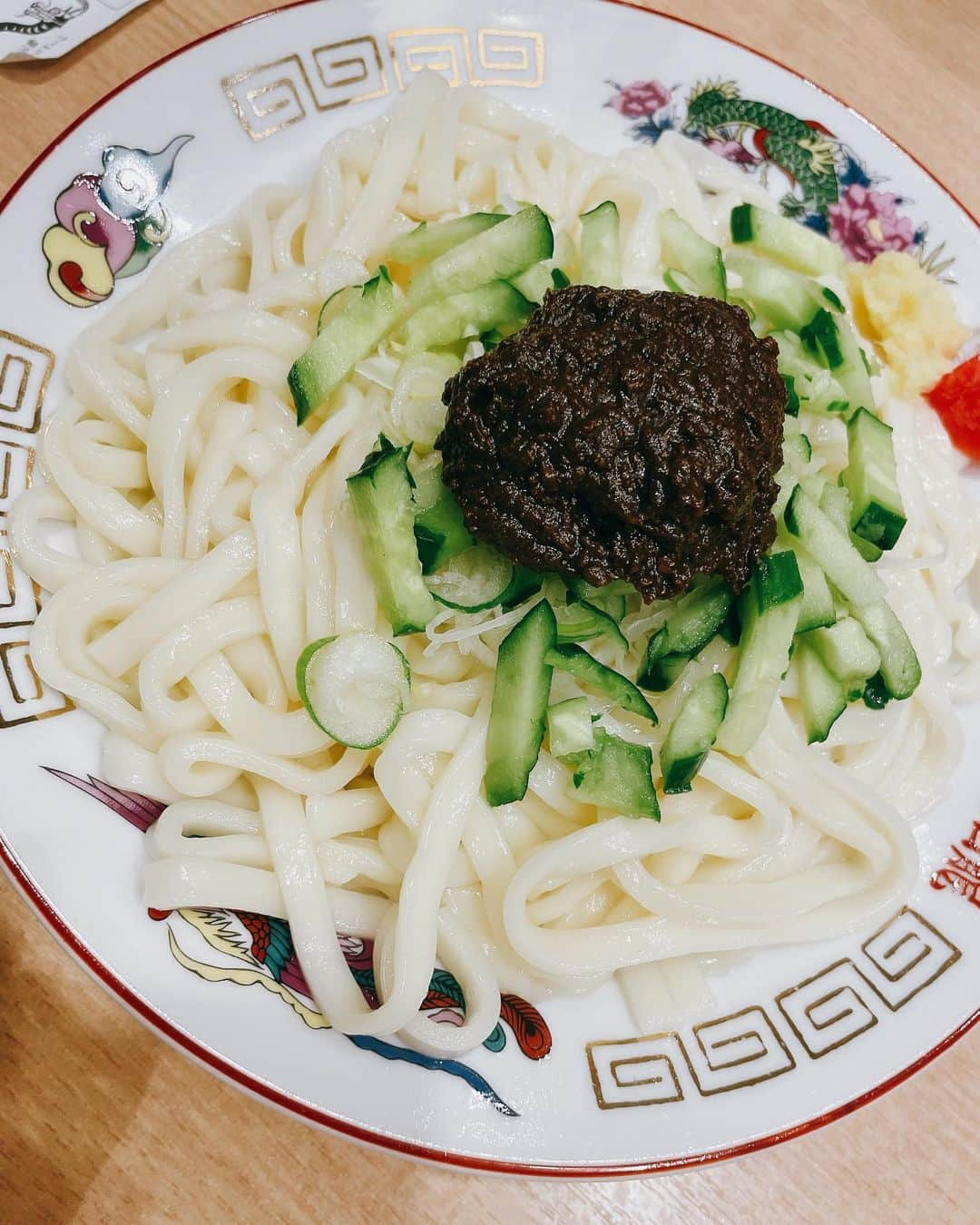 佐藤仁美のインスタグラム：「.  ジャージャー麺  思ってた味と違った🤔  最近 写真載せよーって思ったら だいたい酔った写真しかない 載せにくい🤔  踊るさんま御殿 ご視聴ありがとうございました❗️  千春 おめでとう㊗️  #ジャージャー麺  #踊るさんま御殿」