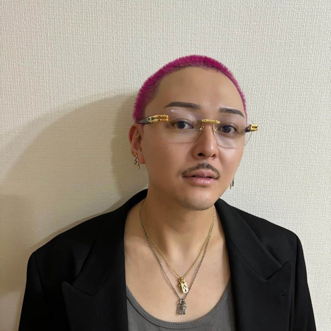 コンボイのインスタグラム：「ずっと欲しかったツーポイント系のDITAのサングラス🕶️  あおいが誕生日プレゼントで買ってくれた🎁  めちゃめちゃカッコいいわぁ🕶️  ずっと大切にするね🕶️  あおいありがとう😭   #ditaeyewear」