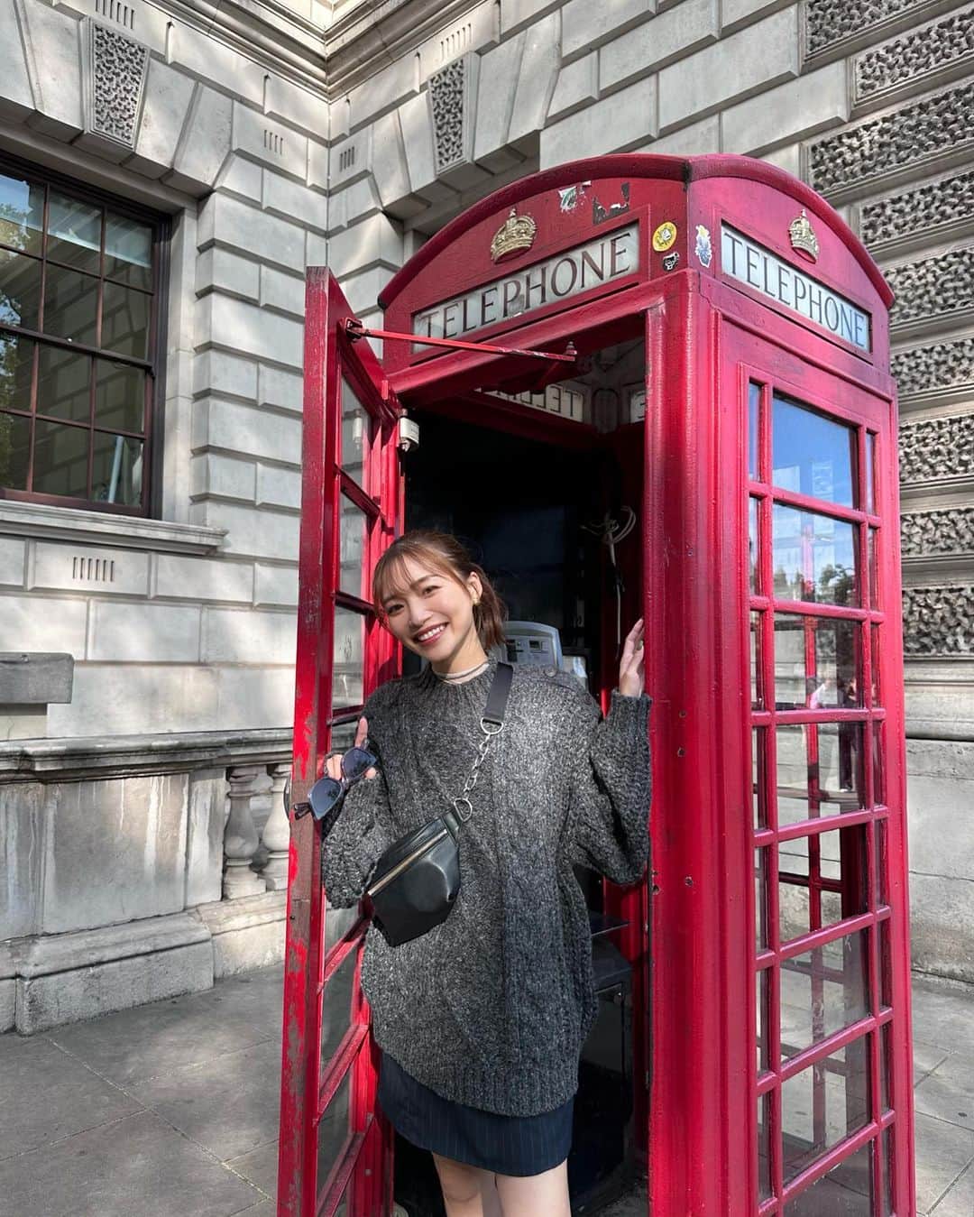 YUKIKOのインスタグラム：「. イギリスロンドン🇬🇧 赤い電話ボックスは象徴のひとつだよね✨  ニットは @cheme.official 🧶 オーバーサイズのニットって可愛いよねぇ🥹🫶🏻🤍  #イギリス #ロンドン #england #london #ヨーロッパ #ヨーロッパ旅行」