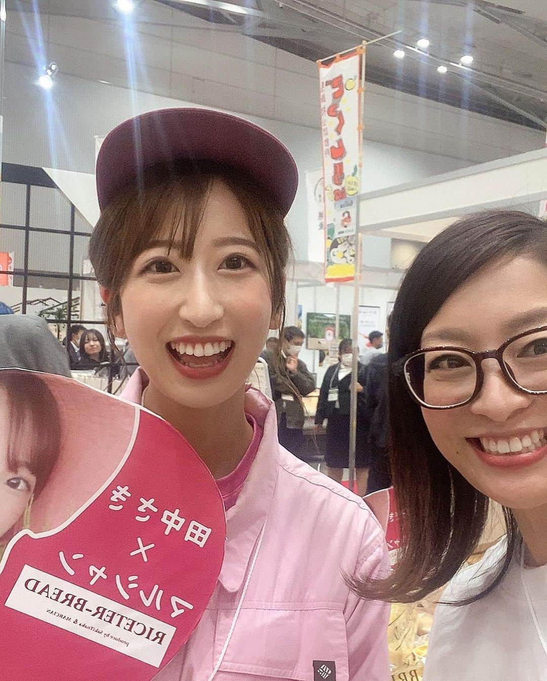 海津ゆうこさんのインスタグラム写真 - (海津ゆうこInstagram)「今日はフードメッセ。  オレゴンヘーゼルナッツファームさんのお手伝いで お邪魔しました😊  隣のお姉さんは、 なんと今日富山から 車で新潟入りをした凄い方です👍  会場では久しぶりの 田中さきちゃんにも会えましたよ🥰 なんと、マルシャンさんで さきちゃんの作ったお米を使ったコラボパンが販売されるそうです  さきちゃん凄い🍞！！  会場でたくさんの方にお会いできたのに、 嬉しすぎて話しに夢中で ほぼ写真撮れなかったので明後日はリベンジ。 金曜日も会場にお邪魔します✨  渡計さんのわらび餅もゲット😋  #フードメッセ#展示会#ヘーゼルナッツ #田中さき ちゃん#イベント#わらび餅#渡計 #美味しいもの #instagood #instadaily #instalike #instalife #instapic #フリーアナウンサー#ラジオパーソナリティー」11月8日 20時49分 - yuco310