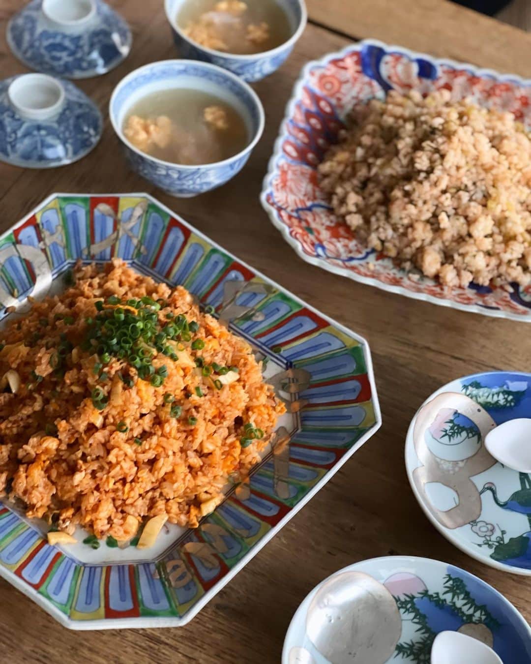 神崎恵さんのインスタグラム写真 - (神崎恵Instagram)「・ 朝から晩まで自宅のキッチンで料理本の撮影でした。 そうなんです。まだ続いてる。 2024年早めの発売予定で、 タイトルは 『さあ、息子たち、きょうはなに食べる？』 になりそうです。(わたしが今までで、「ありがとう」や挨拶以外でたぶん一番多く口にしている言葉です) 今日もたくさん作りました‼︎ 家族みんなで食べるメニューに加え、 わたしが体型調整で食べるメニューや、 遅く帰ったときに食べるメニューも加え撮影中です。 まだもう少し撮影日があるのだけれど、 なにかご希望レシピありますか？  夕食後、「マシュマロ、チョコレートにつけたい！」リクエストをもらい、 息子、ひとり簡単チョコレートフォンデュです🍫(母もjoin) 今日も一日お疲れさまでした🙌  #料理本 #扶桑社 #家族ごはん #美容ごはん #お弁当 #楽ちんごはん #時短ごはん」11月8日 20時59分 - megumi_kanzaki