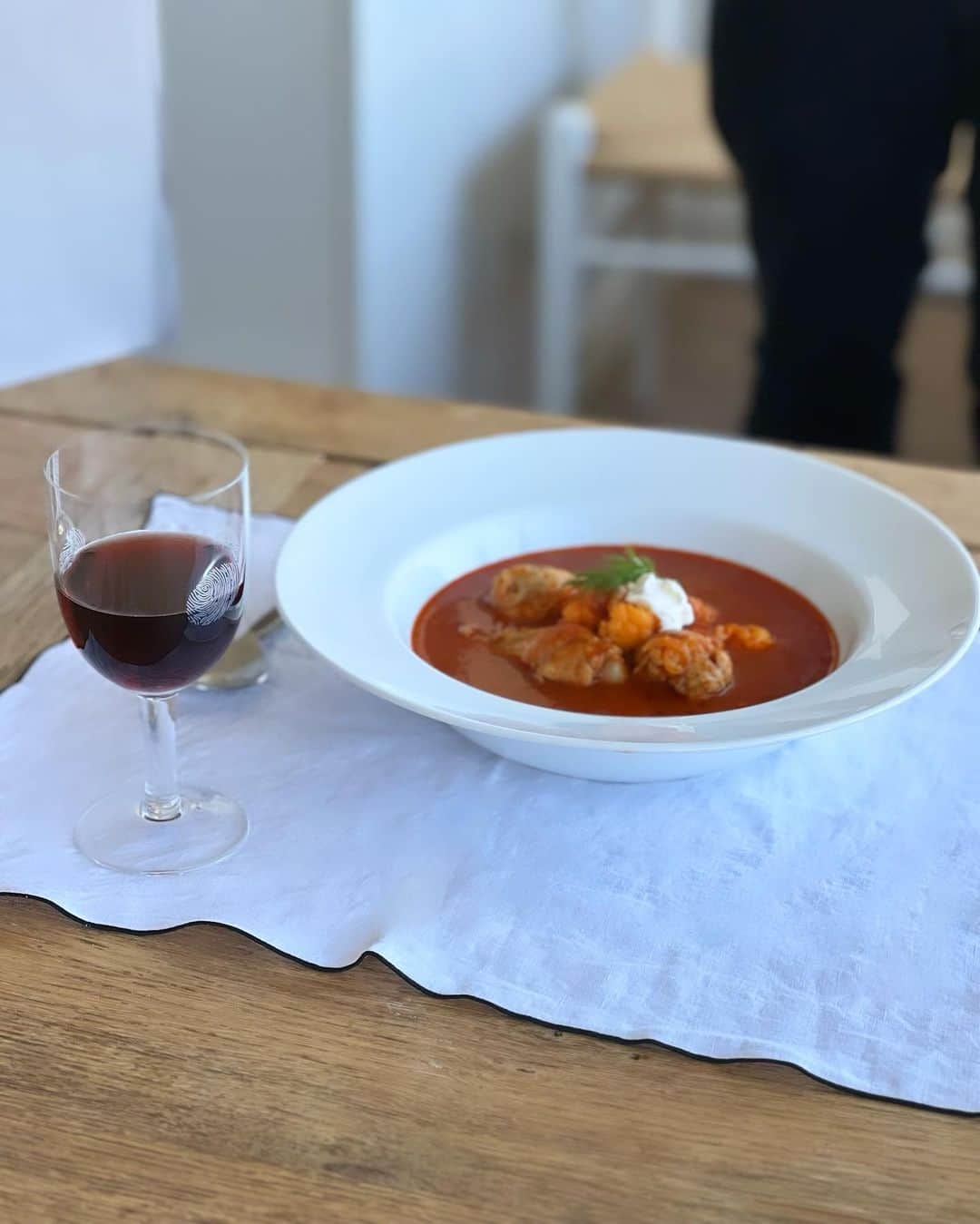 神崎恵さんのインスタグラム写真 - (神崎恵Instagram)「・ 朝から晩まで自宅のキッチンで料理本の撮影でした。 そうなんです。まだ続いてる。 2024年早めの発売予定で、 タイトルは 『さあ、息子たち、きょうはなに食べる？』 になりそうです。(わたしが今までで、「ありがとう」や挨拶以外でたぶん一番多く口にしている言葉です) 今日もたくさん作りました‼︎ 家族みんなで食べるメニューに加え、 わたしが体型調整で食べるメニューや、 遅く帰ったときに食べるメニューも加え撮影中です。 まだもう少し撮影日があるのだけれど、 なにかご希望レシピありますか？  夕食後、「マシュマロ、チョコレートにつけたい！」リクエストをもらい、 息子、ひとり簡単チョコレートフォンデュです🍫(母もjoin) 今日も一日お疲れさまでした🙌  #料理本 #扶桑社 #家族ごはん #美容ごはん #お弁当 #楽ちんごはん #時短ごはん」11月8日 20時59分 - megumi_kanzaki