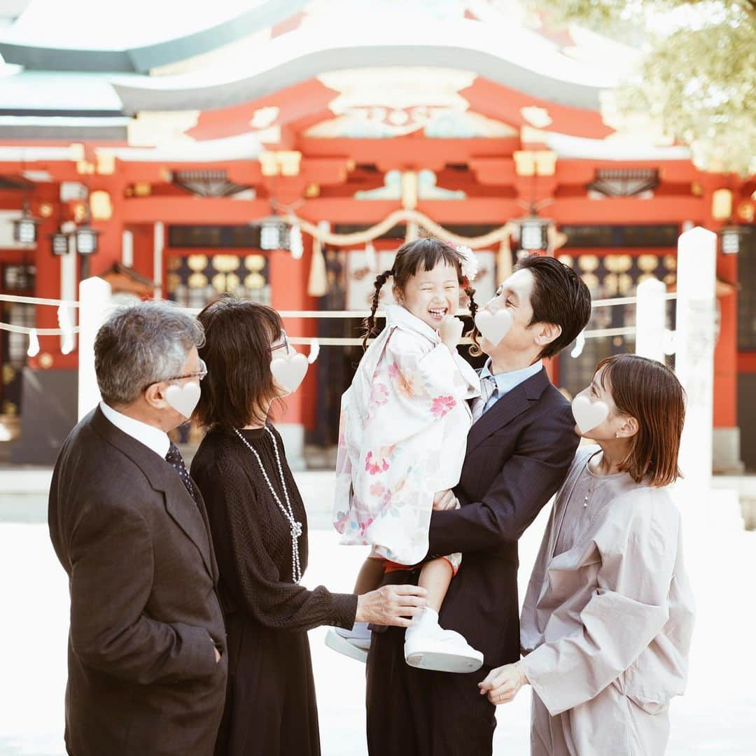 yuiさんのインスタグラム写真 - (yuiInstagram)「753 festival   今年の753は、悩みに悩んだあげく @studio_ament さんで📷  レンタル着物が好きなブランドであったこと、 装花が好みであったこと、 ナチュラルすぎずちょっとかっこいい雰囲気 に惹かれてこちらに決めました✍🏼  スタイリッシュな雰囲気の写真とは裏腹に とても物腰のやわらかなカメラマンさんで、 希望にも柔軟に寄り添ってくださって 本来はプランにはない神社ロケまで 対応してくださいました😭 (神社ロケ時に着用した着物は持ち込みです)  1.2枚目は自分で撮ったオフショット🤳🏼 撮ってもらった素敵なお写真は ハイライトにもまとめています🎞️  . . . . . #七五三#七五三3歳#七五三3歳女の子#七五三ヘア#七五三撮影#フォトスタジオ#フォトスタジオ大阪#３歳女の子#女の子#女の子ママ#3y6m#daughter」11月8日 20時51分 - __yyvvii