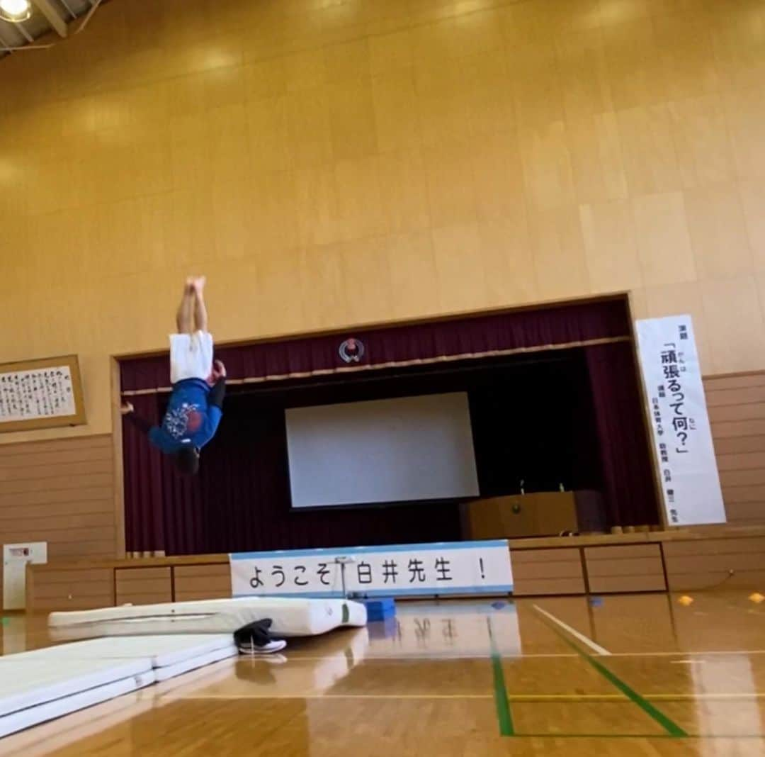 白井健三さんのインスタグラム写真 - (白井健三Instagram)「富山県の黒部市立中央小学校にお邪魔しました🙇‍♂️ ・ 体操を見たこともなかった小学校4年生が、たった30分で何回ひねったかを当てられるようになったことが今日1番嬉しかったことです😊 ・ 技を披露する前に、頑張れー！怪我しないでねー！と応援をしてくれて逆に励ましてもらった1日でした🥹 ・ 全校生徒の中から1人でも体操やってみたいなーと思っでくれるお子さんがいてくれたら嬉しいです👍 ・ ウォーミングアップの時間まで作ってくださった先生方、ありがとうございました！ ・ ＃中央小学校 ＃マット運動 #全力」11月8日 20時54分 - kenzoshirai