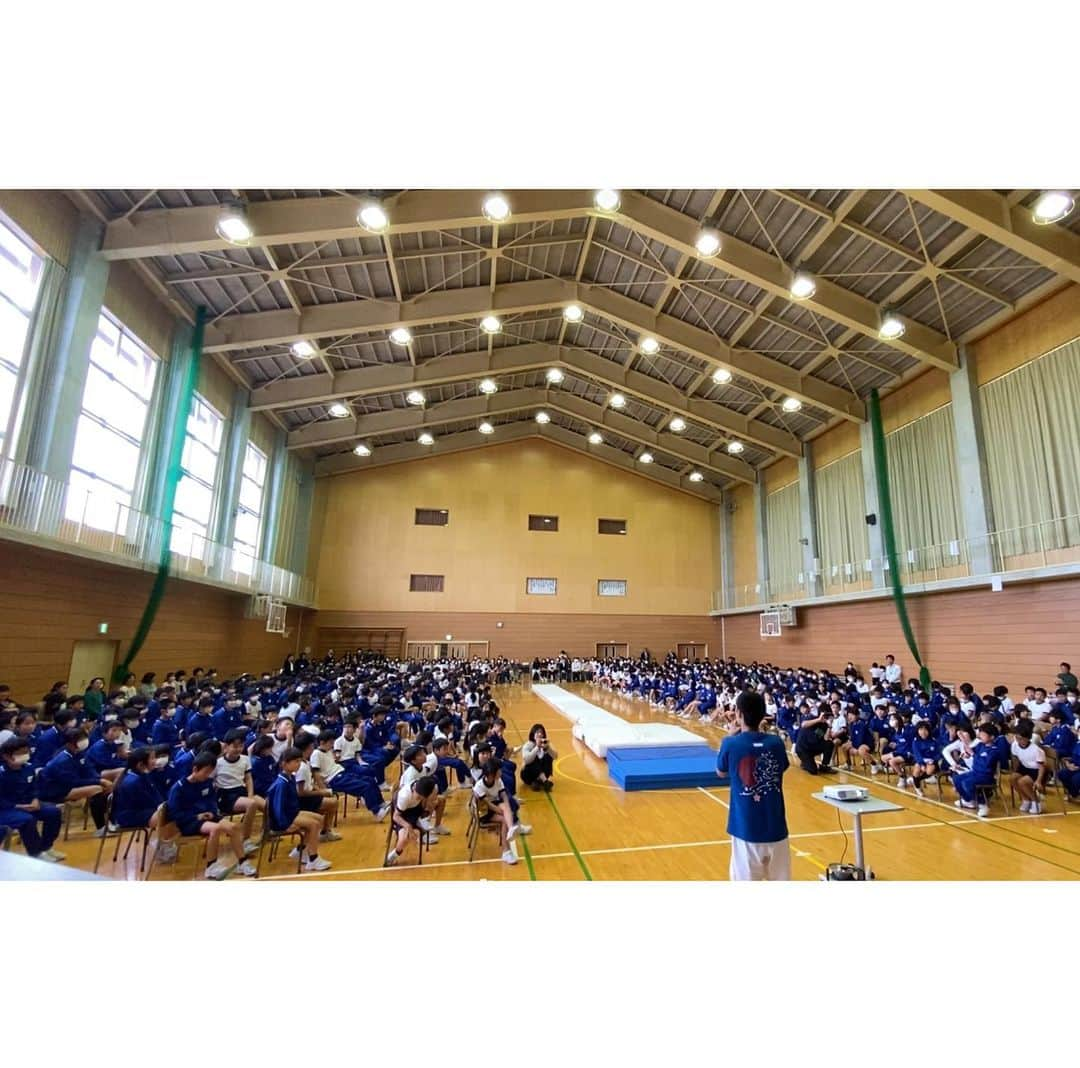 白井健三さんのインスタグラム写真 - (白井健三Instagram)「富山県の黒部市立中央小学校にお邪魔しました🙇‍♂️ ・ 体操を見たこともなかった小学校4年生が、たった30分で何回ひねったかを当てられるようになったことが今日1番嬉しかったことです😊 ・ 技を披露する前に、頑張れー！怪我しないでねー！と応援をしてくれて逆に励ましてもらった1日でした🥹 ・ 全校生徒の中から1人でも体操やってみたいなーと思っでくれるお子さんがいてくれたら嬉しいです👍 ・ ウォーミングアップの時間まで作ってくださった先生方、ありがとうございました！ ・ ＃中央小学校 ＃マット運動 #全力」11月8日 20時54分 - kenzoshirai