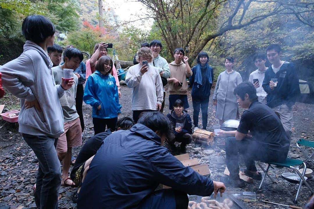 篠原祐太さんのインスタグラム写真 - (篠原祐太Instagram)「ANTCICADA BBQ 2023秋  絶好の秋晴れの中、盛り上がりました🍁  全力で楽しんでいただきたいと思い、料理もドリンクもたくさん用意させていただきましたが、皆さん最高の食べっぷり、飲みっぷりで、気持ちよかったです。相変わらず、テントサウナでのととのいっぷりも最高でした。  そして何より、素敵なお客さんに恵まれて、僕らまでとても楽しかったですし、皆さんと共に秋の地球を存分に味わえて凄く嬉しかったです。改めてありがとうございました。  また一緒に地球を冒険しましょう🌏  #地球 #日本 #東京 #日本橋馬喰町 #レストラン  #earth #japan #tokyo #nihonbashi #restaurant  #アントシカダ #昆虫食 #地球食 #BBQ #テントサウナ  #antcicada #entomophagy #nature #adventure  #秋 #自然休暇村 #檜原村 #イベント #キャンプ #sauna #bbq #camp #summer #river  Photo by @mamiko___nakamura」11月8日 21時00分 - earthboy.64