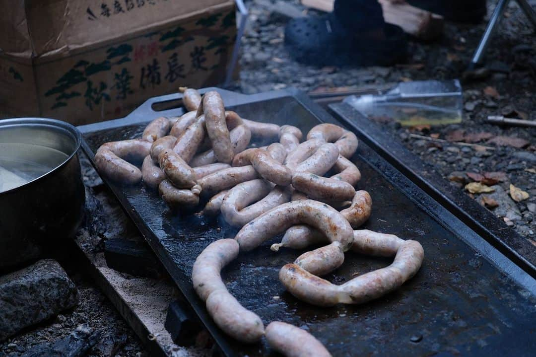 篠原祐太さんのインスタグラム写真 - (篠原祐太Instagram)「ANTCICADA BBQ 2023秋  絶好の秋晴れの中、盛り上がりました🍁  全力で楽しんでいただきたいと思い、料理もドリンクもたくさん用意させていただきましたが、皆さん最高の食べっぷり、飲みっぷりで、気持ちよかったです。相変わらず、テントサウナでのととのいっぷりも最高でした。  そして何より、素敵なお客さんに恵まれて、僕らまでとても楽しかったですし、皆さんと共に秋の地球を存分に味わえて凄く嬉しかったです。改めてありがとうございました。  また一緒に地球を冒険しましょう🌏  #地球 #日本 #東京 #日本橋馬喰町 #レストラン  #earth #japan #tokyo #nihonbashi #restaurant  #アントシカダ #昆虫食 #地球食 #BBQ #テントサウナ  #antcicada #entomophagy #nature #adventure  #秋 #自然休暇村 #檜原村 #イベント #キャンプ #sauna #bbq #camp #summer #river  Photo by @mamiko___nakamura」11月8日 21時00分 - earthboy.64