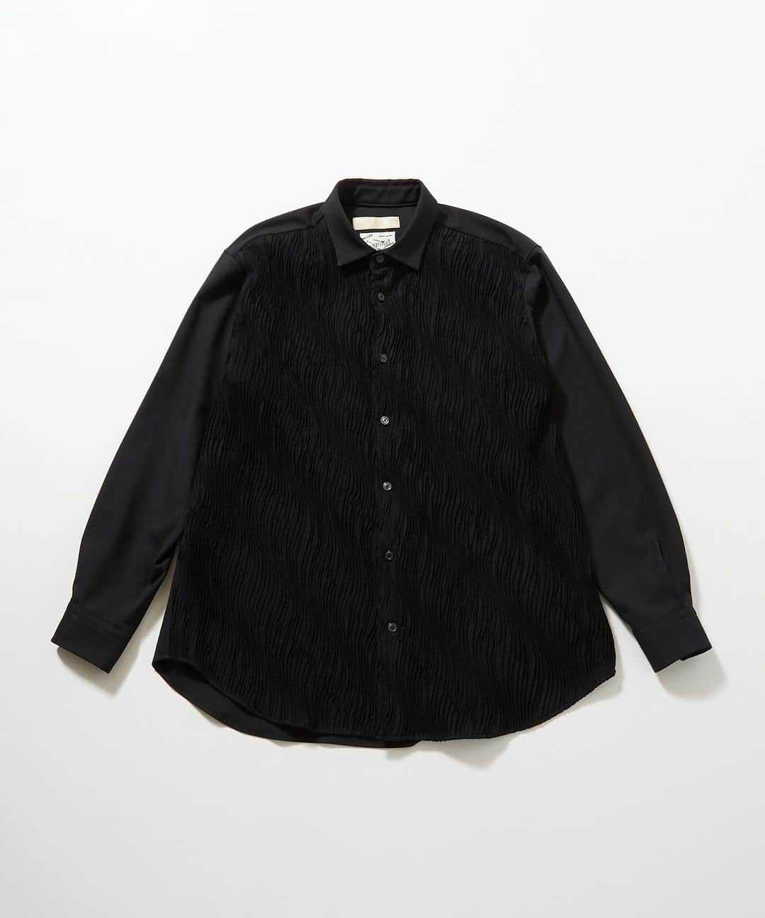 メアグラーティアのインスタグラム：「FW23 meagratia  Wavy fabric shirt  今季開発したオリジナル生地を使用したややワイドシルエットのシャツ。水面のように波打つ表情が独特の生地は伸縮性があり柔らかい着心地です。  material qua.  Wool 48% Rayon28% Nylon 22% Silk1% Polyurethane 1%  other. Polyester 100%  #meagratia #fw23」