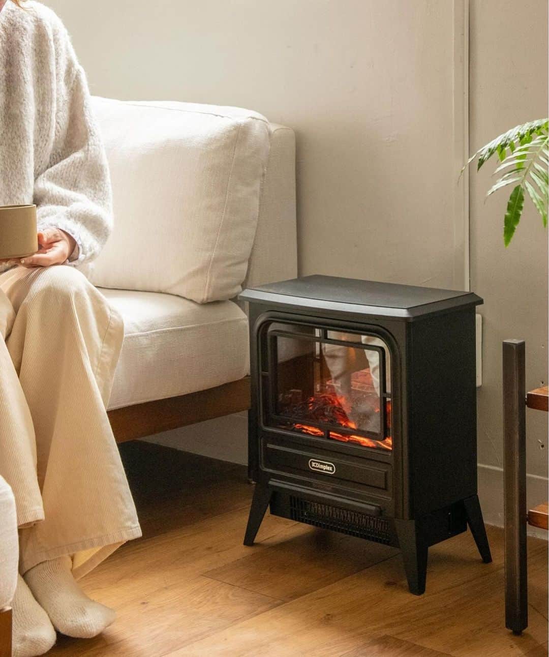 journal standard Furnitureさんのインスタグラム写真 - (journal standard FurnitureInstagram)「⁡ まるで本物の暖炉のよう！ コンセントに差してすぐに暖炉気分を味わえる。 Dimplexの電気暖炉「Tiny Stove」 ⁡ ⁡ 【１】温風で足元あったか 足元をすばやく暖めるファンヒーターを搭載。リビングはもちろん、書斎や勉強部屋の足元にもおすすめです。 ⁡ 【２】温風は強・弱の2段階調節可能 本体裏のスイッチを切り替えるだけで、温風の強・弱設定も可能です。 ⁡ 【３】幅35cmのコンパクトタイプ！ コンパクトタイプのタイニーは寝室や子供部屋、玄関などにもオススメです。火を使わないのでやけどの心配もなく、安心！ ⁡ — ⁡ Dimplex Tiny Stove ¥24,999 ⁡ — ⁡ #journalstandardFurniture #baycrews #interior #homeelectronics #heater #fireplacedecor #fireplacestyling #carbonheater」11月8日 20時58分 - js_furniture