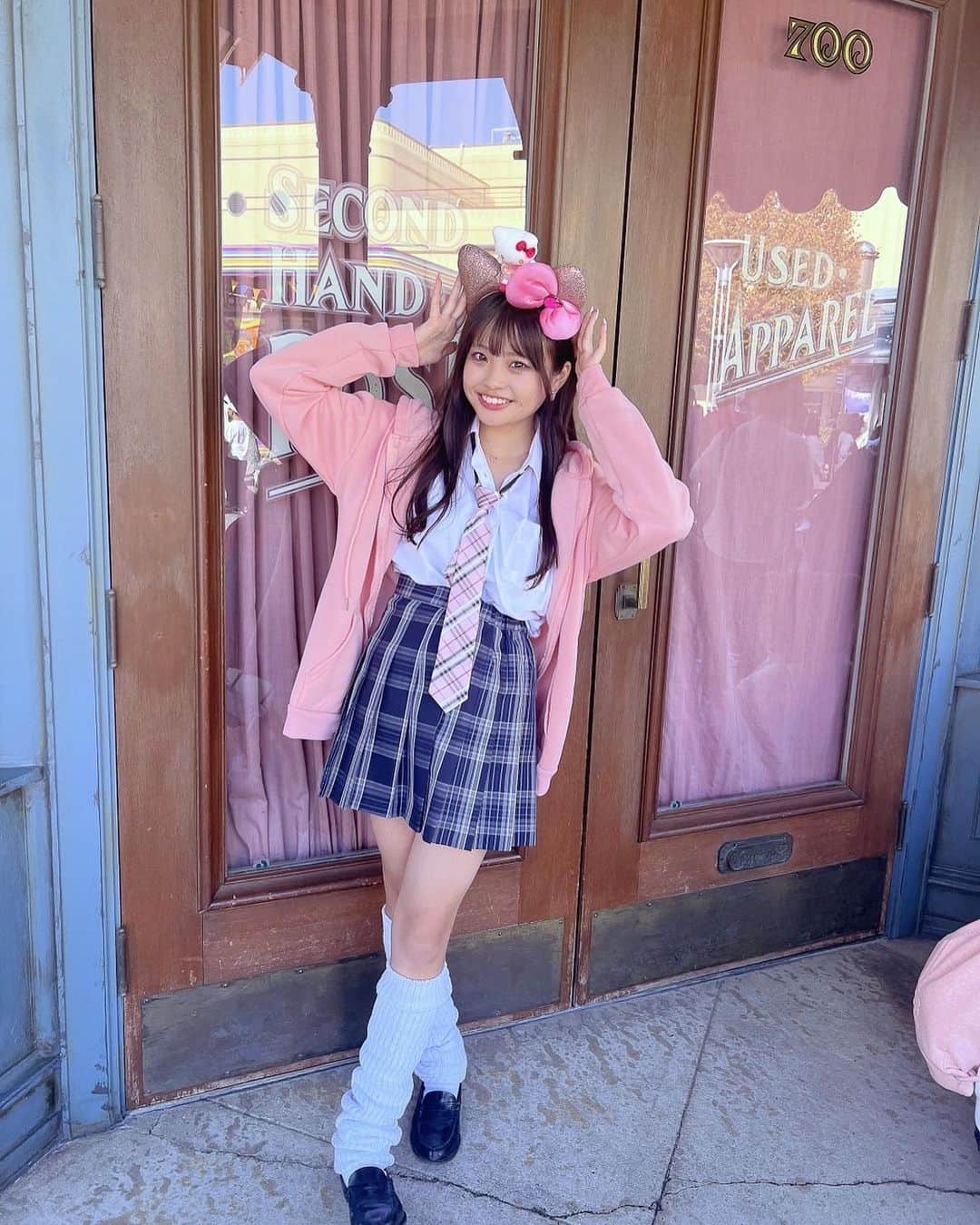 杉井美咲のインスタグラム：「ユニバコーデ💕💕  きてぃーちゃんで制服ユニバした😻🩷🩷 ・ ・ #jk #sjk #jk2 #jkブランド #jkの素敵な思い出 #07 #杉井美咲 #女子高生ミスコン #高一ミスコン」