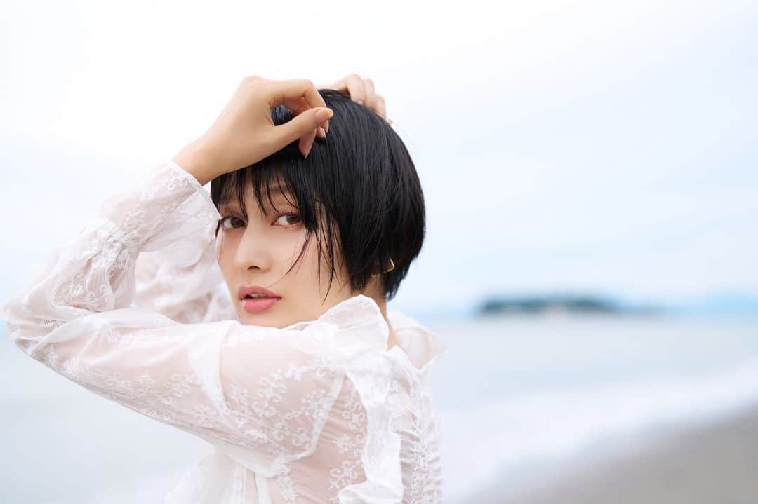 佐藤乃莉のインスタグラム：「Photographer: @emilykaiho @emilykaiho_photography   Hair&Makeup: @_tomomi_nakamura   #photography #pic#shooting#写真#海」