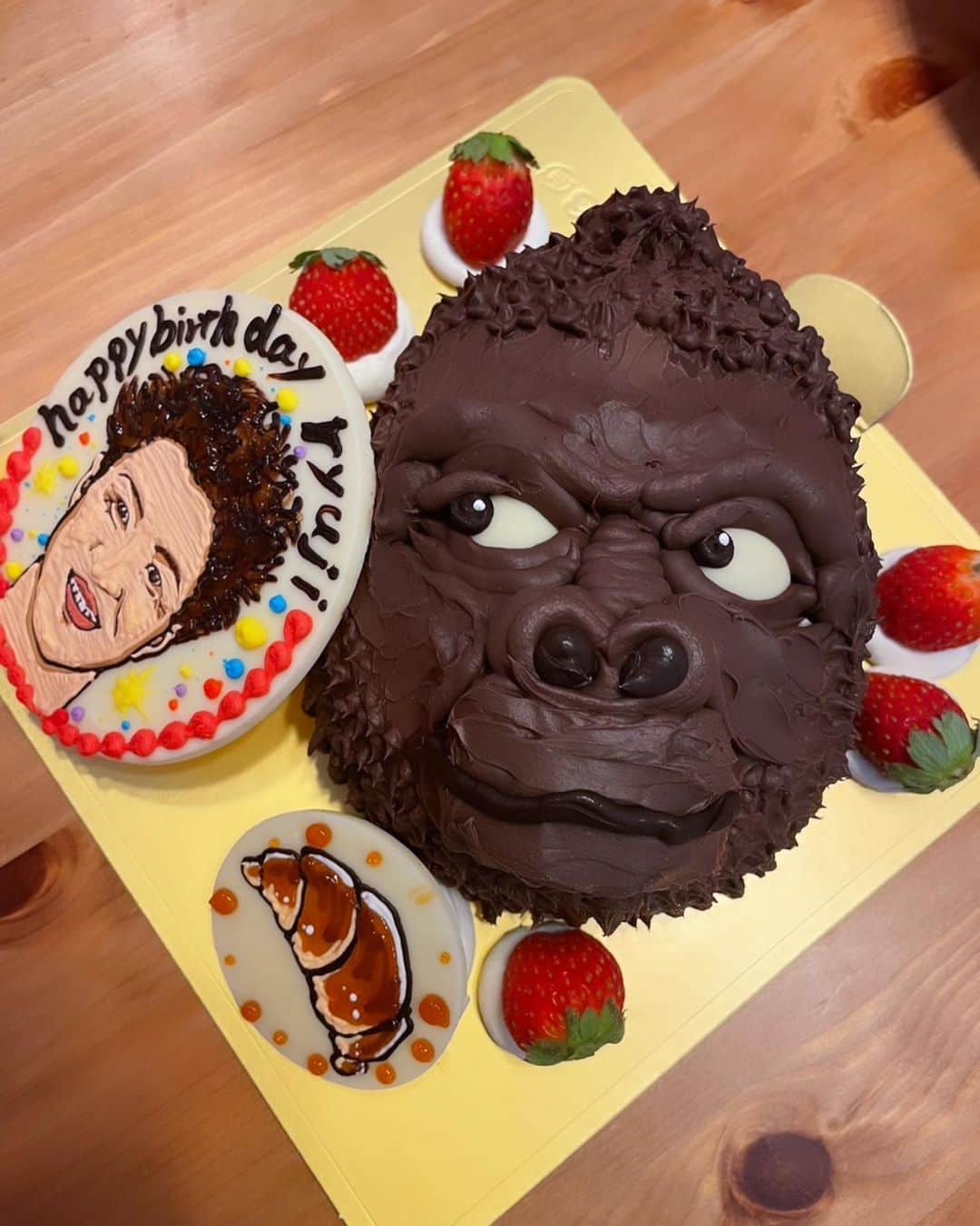 澤上竜二さんのインスタグラム写真 - (澤上竜二Instagram)「1ヶ月前の30歳の誕生日の写真。 娘が作ってくれたケーキと似顔絵ゴリラケーキ。 お祝いしてくれた人ありがとう！  #誕生日#30歳#ケーキ #ゴリラ#なめてる」11月8日 21時08分 - sawakami.ryuji