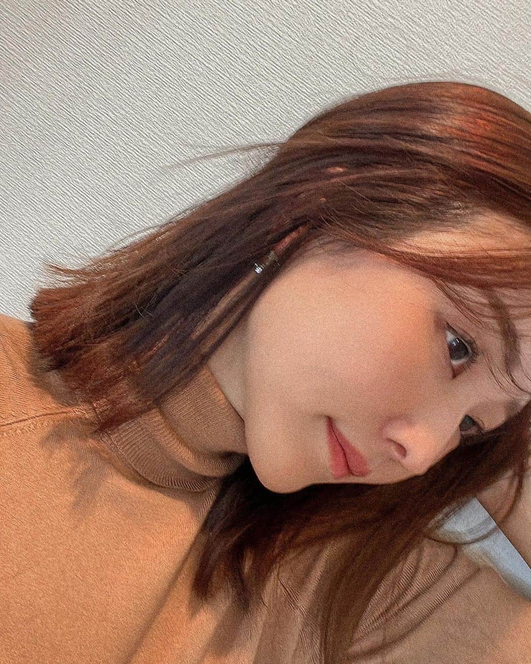 岡田ユリエのインスタグラム：「髪切りました✂︎ 1ヶ月くらいまえに。笑  髪の毛は染めたての色じゃないんだけど🤣  ストパーかけたから産後のやっかいな癖毛も気にならなくなったし、セットもほんとーに楽！！！ むしろ起きてそのまま出かけられる🏃‍♀️  前髪も少し作ったよ♡ いつもありがとう☺️ @nabe__log」