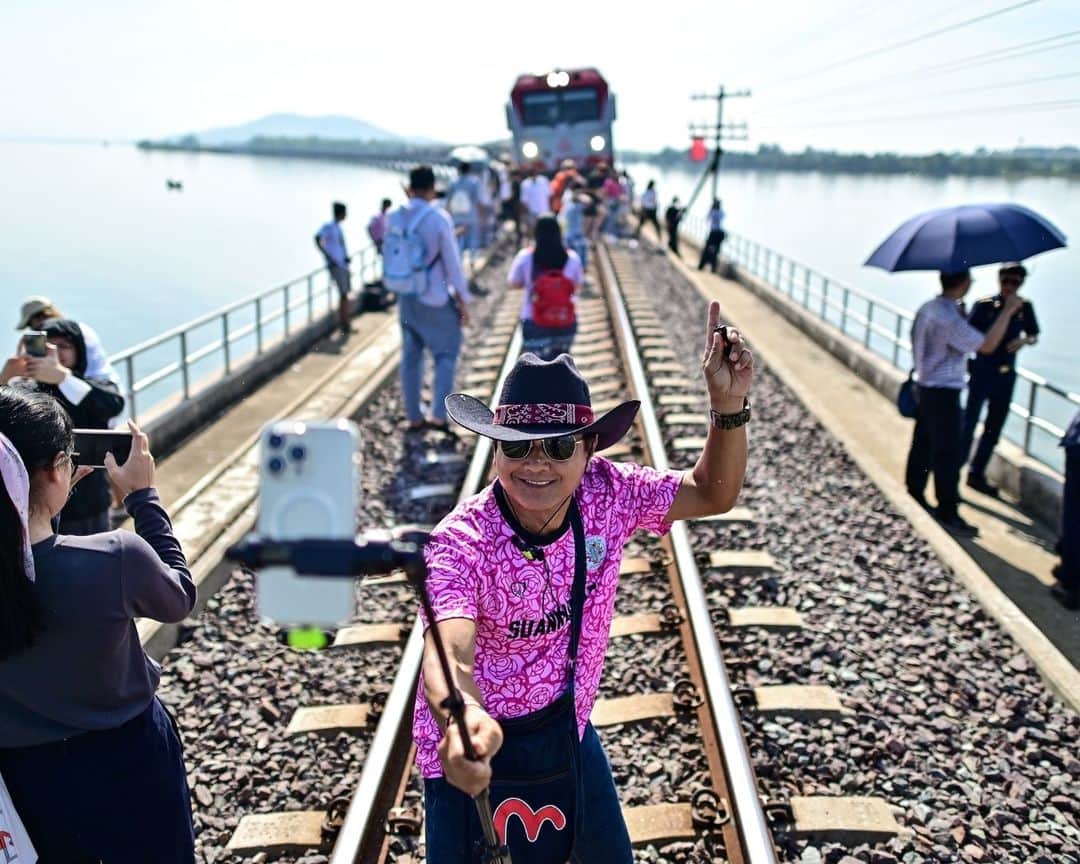 AFP通信さんのインスタグラム写真 - (AFP通信Instagram)「All aboard Thailand's 'floating train'⁣ ⁣ Hundreds of passengers boarded this year’s first so-called floating train from Bangkok before sunrise, crossing a reservoir over a series of viaducts to enjoy the spectacular water views.⁣ For most of the year, cattle graze underneath the bridge "but from October to January, the water is high on both sides which gives the impression that the train is floating on water". ⁣ ⁣ 📷 @mananvatsyayana #AFPPhoto」11月8日 21時00分 - afpphoto