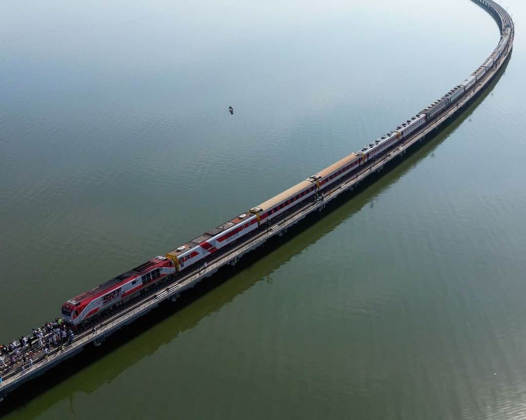 のインスタグラム：「All aboard Thailand's 'floating train'⁣ ⁣ Hundreds of passengers boarded this year’s first so-called floating train from Bangkok before sunrise, crossing a reservoir over a series of viaducts to enjoy the spectacular water views.⁣ For most of the year, cattle graze underneath the bridge "but from October to January, the water is high on both sides which gives the impression that the train is floating on water". ⁣ ⁣ 📷 @mananvatsyayana #AFPPhoto」