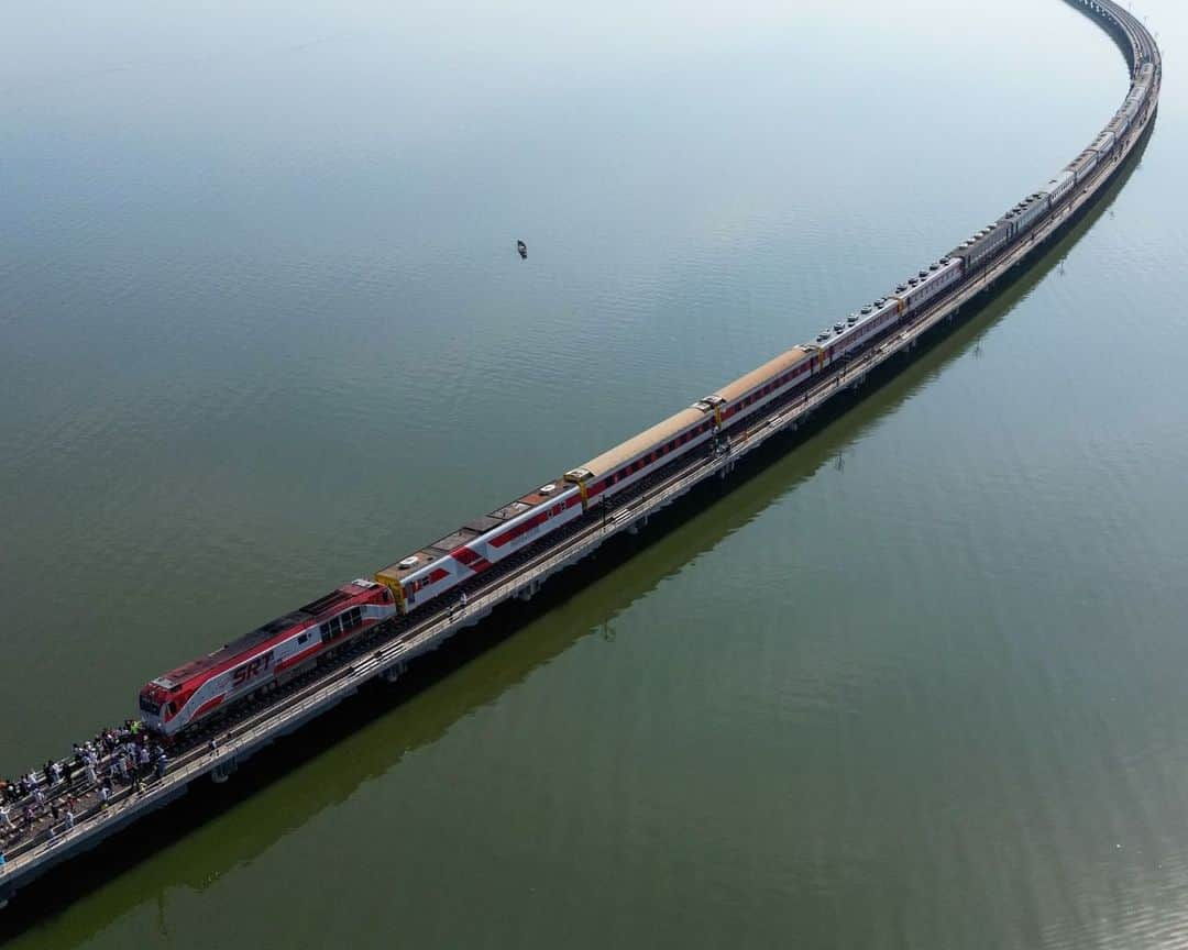 AFP通信のインスタグラム：「All aboard Thailand's 'floating train'⁣ ⁣ Hundreds of passengers boarded this year’s first so-called floating train from Bangkok before sunrise, crossing a reservoir over a series of viaducts to enjoy the spectacular water views.⁣ For most of the year, cattle graze underneath the bridge "but from October to January, the water is high on both sides which gives the impression that the train is floating on water". ⁣ ⁣ 📷 @mananvatsyayana #AFPPhoto」