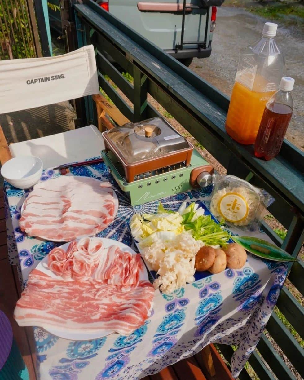 芳美リンさんのインスタグラム写真 - (芳美リンInstagram)「庭キャンプで沖縄しゃぶしゃぶ♡  アグー黒豚の甘みに感激、、♡ これは、、かなりの美味しさです(*^^*) とろけるー！ 普段の自宅で食べる、豚しゃぶのクオリティを遥かに凌駕しています✨  野菜は自分のお好みで用意。 友人からの戴き物のホホホタケ、椎茸、白菜、水菜を入れました。 ゴーヤとかあるとさらに沖縄っぽくなって良いかも♡  せっとほシークワーサーポン酢であっさりいただきました✨ 味変で、柚子胡椒からのコーレーグースを入れました♪ ポン酢が甘めなので、ピリ辛ちょい足し合う〜＼(^o^)／  🐷アグー黒豚（バラ）　たっぷり400g以上 🐷アグー黒豚（ロース）　たっぷり400g以上 🐷自家製鰹出汁（1L～） 🐷シークワーサーぽん酢（4人前）  PR @okinawa_shabushabu_motobu #沖縄しゃぶしゃぶ #okinawa_shabushabu_motobuセット #アグー黒豚 #自家製鰹出汁 #シークワーサーぽん酢 #通販グルメ #沖縄グルメ#庭キャンプ#庭キャン#おうちキャンプホホホタケ#アウトドア女子#アウトドアメニュー」11月8日 21時00分 - lynn.lynn5