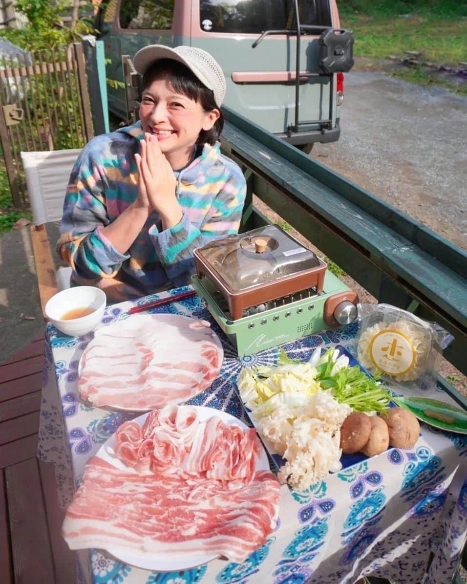 芳美リンのインスタグラム：「庭キャンプで沖縄しゃぶしゃぶ♡  アグー黒豚の甘みに感激、、♡ これは、、かなりの美味しさです(*^^*) とろけるー！ 普段の自宅で食べる、豚しゃぶのクオリティを遥かに凌駕しています✨  野菜は自分のお好みで用意。 友人からの戴き物のホホホタケ、椎茸、白菜、水菜を入れました。 ゴーヤとかあるとさらに沖縄っぽくなって良いかも♡  せっとほシークワーサーポン酢であっさりいただきました✨ 味変で、柚子胡椒からのコーレーグースを入れました♪ ポン酢が甘めなので、ピリ辛ちょい足し合う〜＼(^o^)／  🐷アグー黒豚（バラ）　たっぷり400g以上 🐷アグー黒豚（ロース）　たっぷり400g以上 🐷自家製鰹出汁（1L～） 🐷シークワーサーぽん酢（4人前）  PR @okinawa_shabushabu_motobu #沖縄しゃぶしゃぶ #okinawa_shabushabu_motobuセット #アグー黒豚 #自家製鰹出汁 #シークワーサーぽん酢 #通販グルメ #沖縄グルメ#庭キャンプ#庭キャン#おうちキャンプホホホタケ#アウトドア女子#アウトドアメニュー」